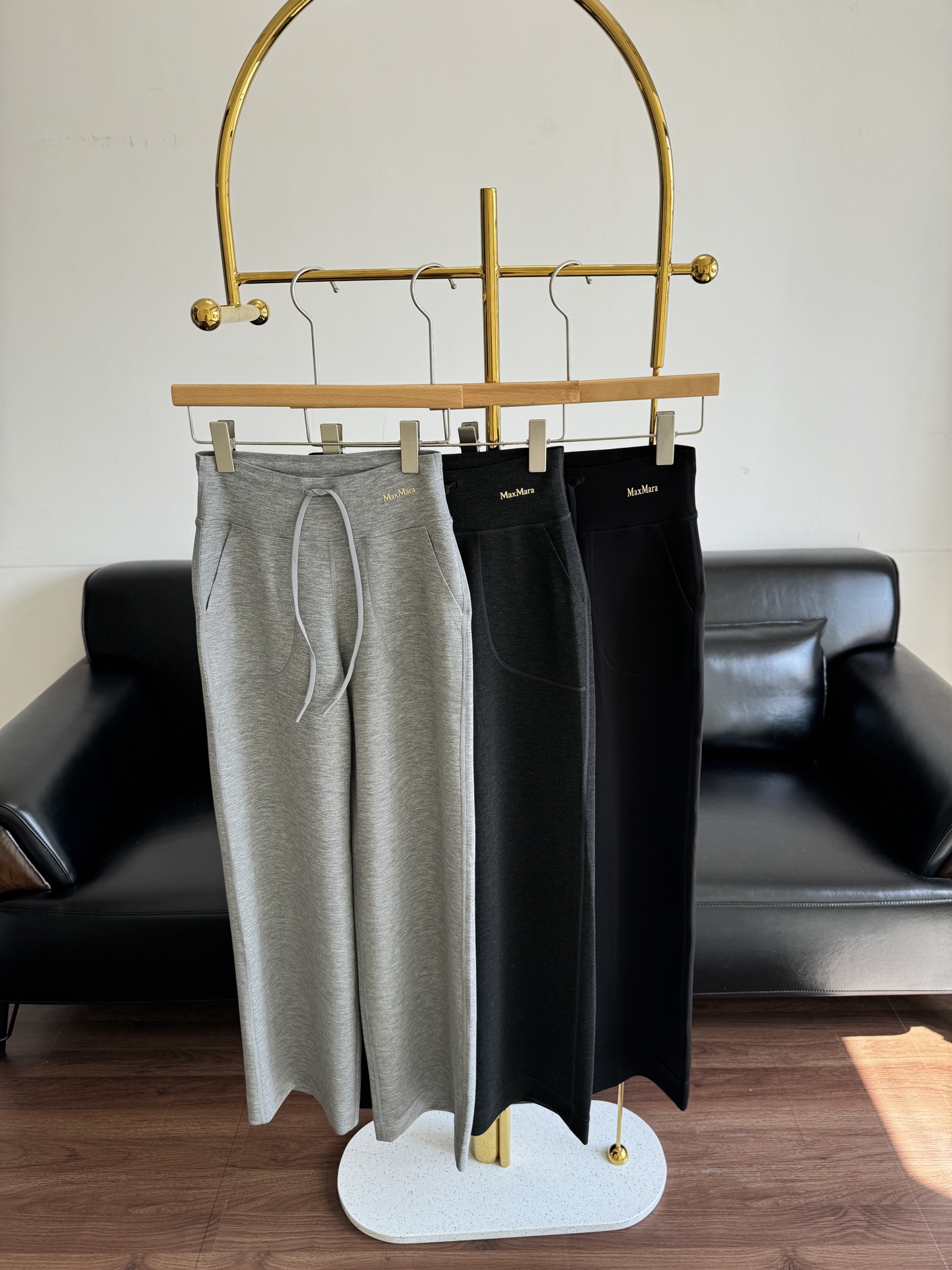 NO:480333,——MaxMara high-waist wide-leg yoga casual pants, high-waist small straight-leg design, not only makes you look slim, but also can easily wear them in a long and straight way, lengthen the body proportions, fashionable and high-end, full of temperament; the trouser legs have spare, which can be digested no matter what leg shape, and is very inclusive, which makes the legs straight and slender, covering the flesh and making them look slim, and wearing them freely and without restraints; wear more pants, which can exercise, yoga, casual, and fashion; Size sml Light gray Dark gray Black, alexander wang19860909——MaxMara 高腰阔腿瑜伽休闲裤, 高腰小直筒设计,不仅显瘦,还可以轻松穿出大长直,拉长身材比例,时尚高端,气质感满满； 裤管有余量,无论什么腿形都能消化,包容性很强,把腿部修饰得笔直而纤长,遮肉又显瘦,穿着自在无束缚；一裤多穿,可运动、瑜伽、休闲、时装； 码数sml 浅灰 深灰 黑色,,alexander wang,Women's clothing