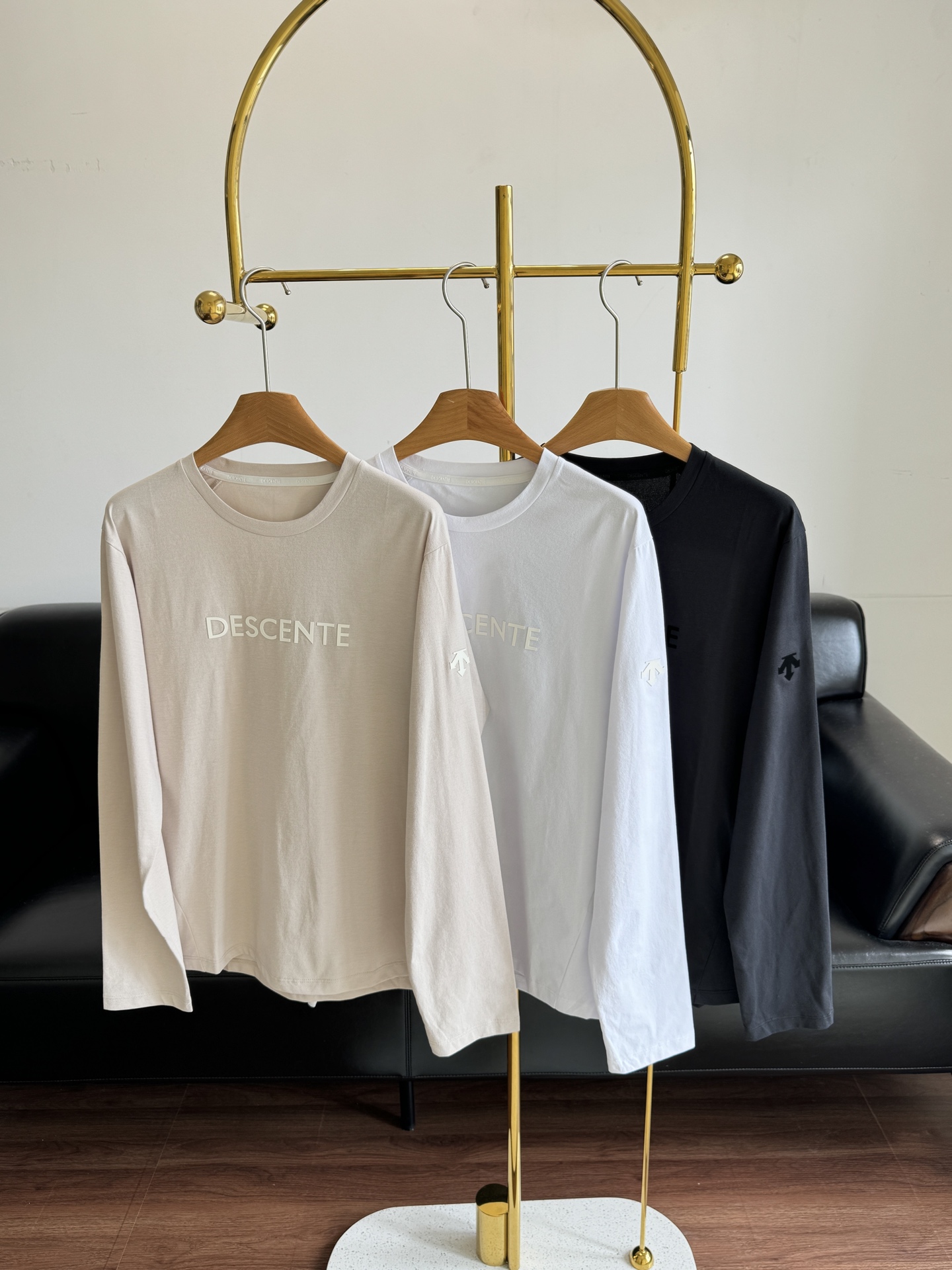 NO:480297,——DESCENTE ESSENTIAL Men's Long Sleeve T Top that immediately hits the trap when worn. The simple but stylish logo inadvertently demonstrates the brand charm of DeSC!  The iconic brand logo decoration on the shoulder, highlighting the brand recognition and unique texture, and revealing luxurious taste in a low-key manner~ Code number L-3XL, alexander wang19860909——DESCENTE迪桑特ESSENTIAL男士长袖T 穿上就立马入坑的上衣 简约而不失格调的logo,在不经意间彰显出迪桑特的品牌魅力！ 肩部标志性品牌 logo 装饰,彰显品牌辨识度与独特质感,低调中流露奢华品味～ 码数L-3XL,,alexander wang,Women's clothing