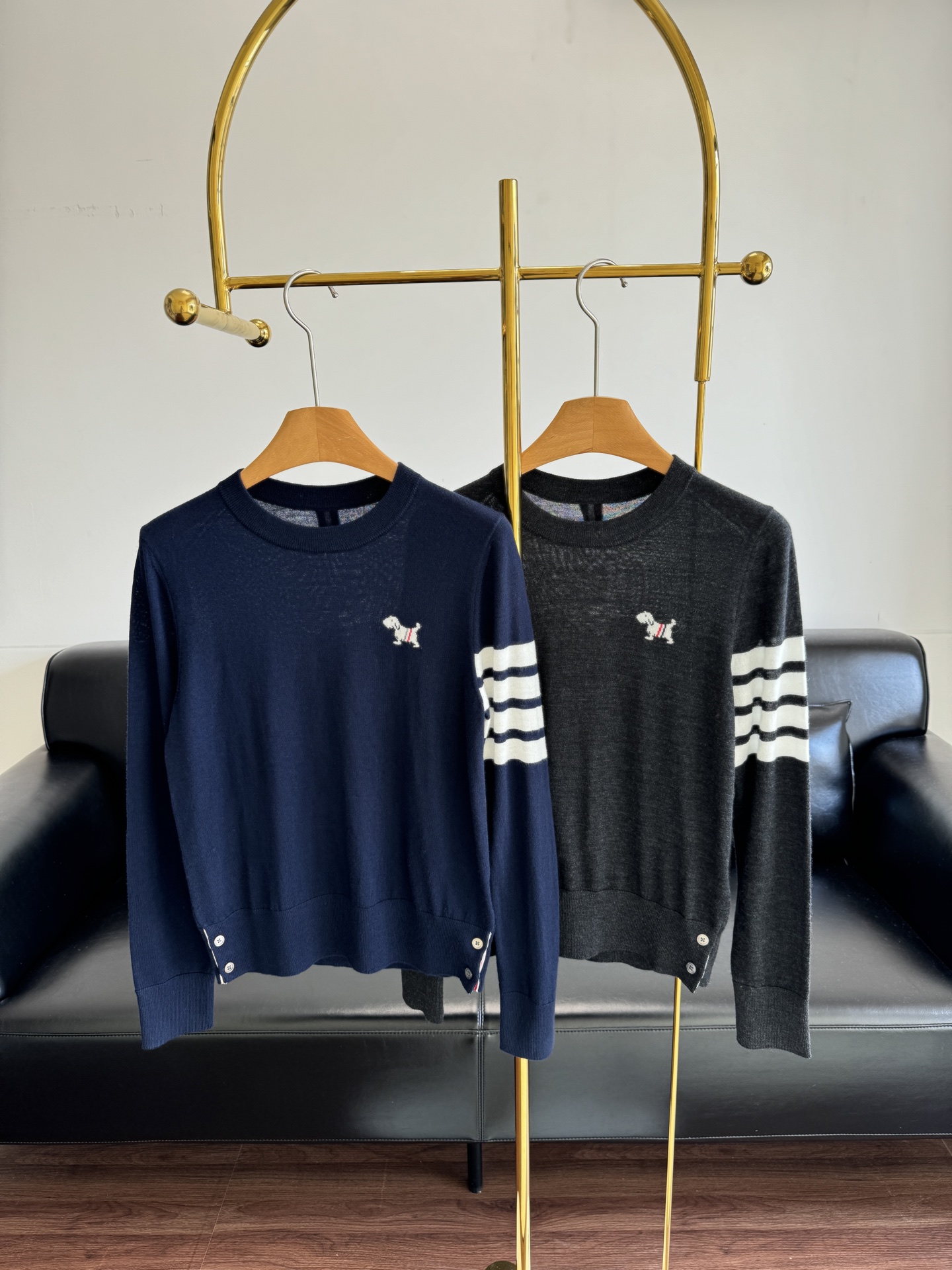 NO:480307,——TB puppy knitted top with a sense of youth and fashion. A very fashionable four-piece carrying!  The upper body looks youthful and energetic~ The fabric is really comfortable~ Must-in-apple. The pattern of the puppy on the back is inlay craftsmanship. Only the bottom of the imported machine can be made so clean. It seems very simple, but in fact it is complicated. The graphics details of the puppy are very exquisite!  sml gray navy blue, alexander wang19860909——TB 小狗针织上衣 自带青春感和时髦感 很洋气的四条扛！ 上身很显青春有活力~ 面料真的特别舒服~必入款 后身小狗图案为嵌花工艺, 只有进口机底面才能做的这么干净, 看似很简单,其实复杂, 小狗的图形细节非常精致！ 码数sml 灰色 藏青色,,alexander wang,Women's clothing