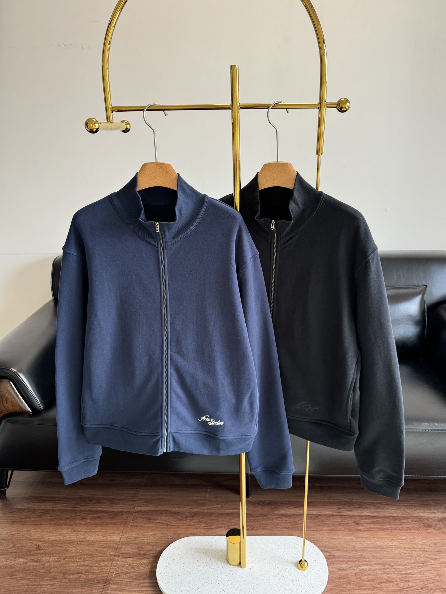 NO:480324,——Acne Studios2025 autumn and winter new product for men and women the same logo embroidered zippered velvet jacket. I was planted wildly by Acne's sweatshirt jacket!  The upper body has a fashionable and fashionable atmosphere. The loose silhouette cut and unique design ideas continue ACNE's own gender-free concept. Rotary sleeve style!  !  It’s easy to wear if you don’t pick on others!  !  Very soft!  The appearance is also more online!!  !  sml blue black, acne studios,dior,hoodie,sweatshirts,jackets & coats,alexander wang19860909——Acne Studios2025 秋冬新品男女同款徽标刺绣拉链薄绒外套 被Acne这件卫衣外套疯狂种草了！ 上身便自带时尚潮流气息,宽松廓形的剪裁与独特的设计思路延续了ACNE自身的无性别理念.落肩袖版型！！不挑人的好穿！！ 很柔软一件！颜值也是更加在线!！！ 码数sml 蓝色 黑色,,acne studios,dior,hoodie,sweatshirts,jackets & coats,alexander wang,Women's clothing