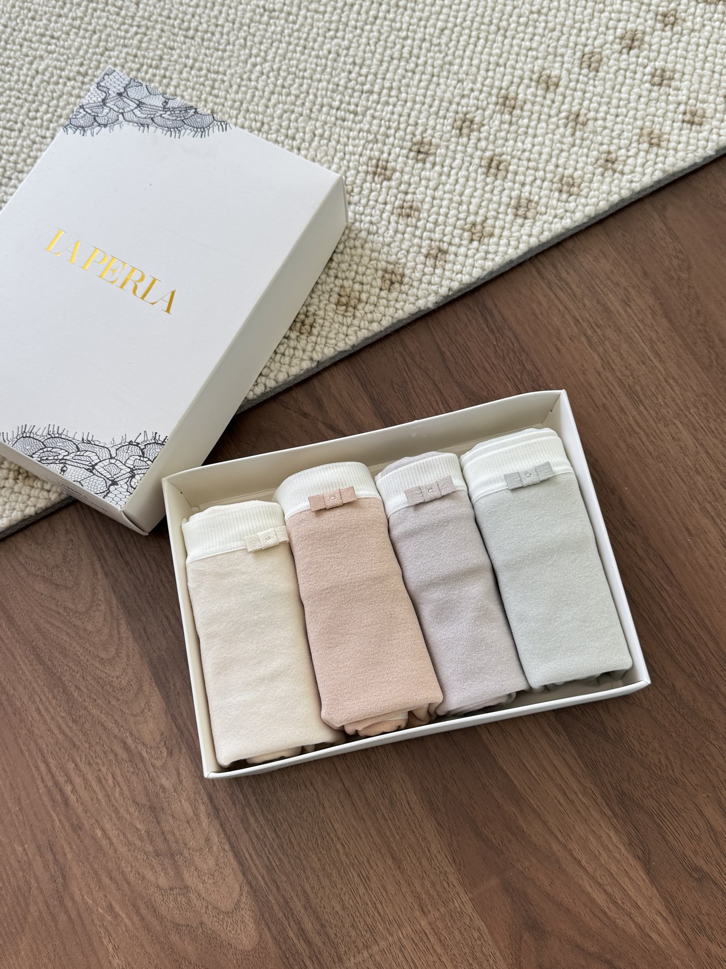 NO:482628,——LP autumn and winter warm uterus wear medium and high waist markless women's underwear 2025 Morandi color combination Lightweight soft and glutinous grinding self-heating fabric with exquisite traceless thread edges, the leader of the underwear, cashmere-like soft and glutinous, close and comfortable, high-end noble, full of texture, clean and neat style, high-end workmanship, air nude feeling, the best choice in autumn and winter; after-sales quality, super high cost performance, and safe selling; one box of four, one size (90-130 jin), loro piano, alexander wang19860909——LP秋冬暖宫磨毛中高腰无痕女内裤 2025莫兰迪色系组合 轻质软糯磨毛自发热面料搭配精致无痕螺纹边,内裤届的扛把子,羊绒般的软软糯糯,贴身舒适,高端贵气,质感爆棚,干净利索的版型,高端的做工,空气裸感,秋冬季最好的选择；零售后的品质,超高性价比,放心卖； 一盒四条, 均码（90-130斤）,,loro piana,alexander wang,Women's clothing