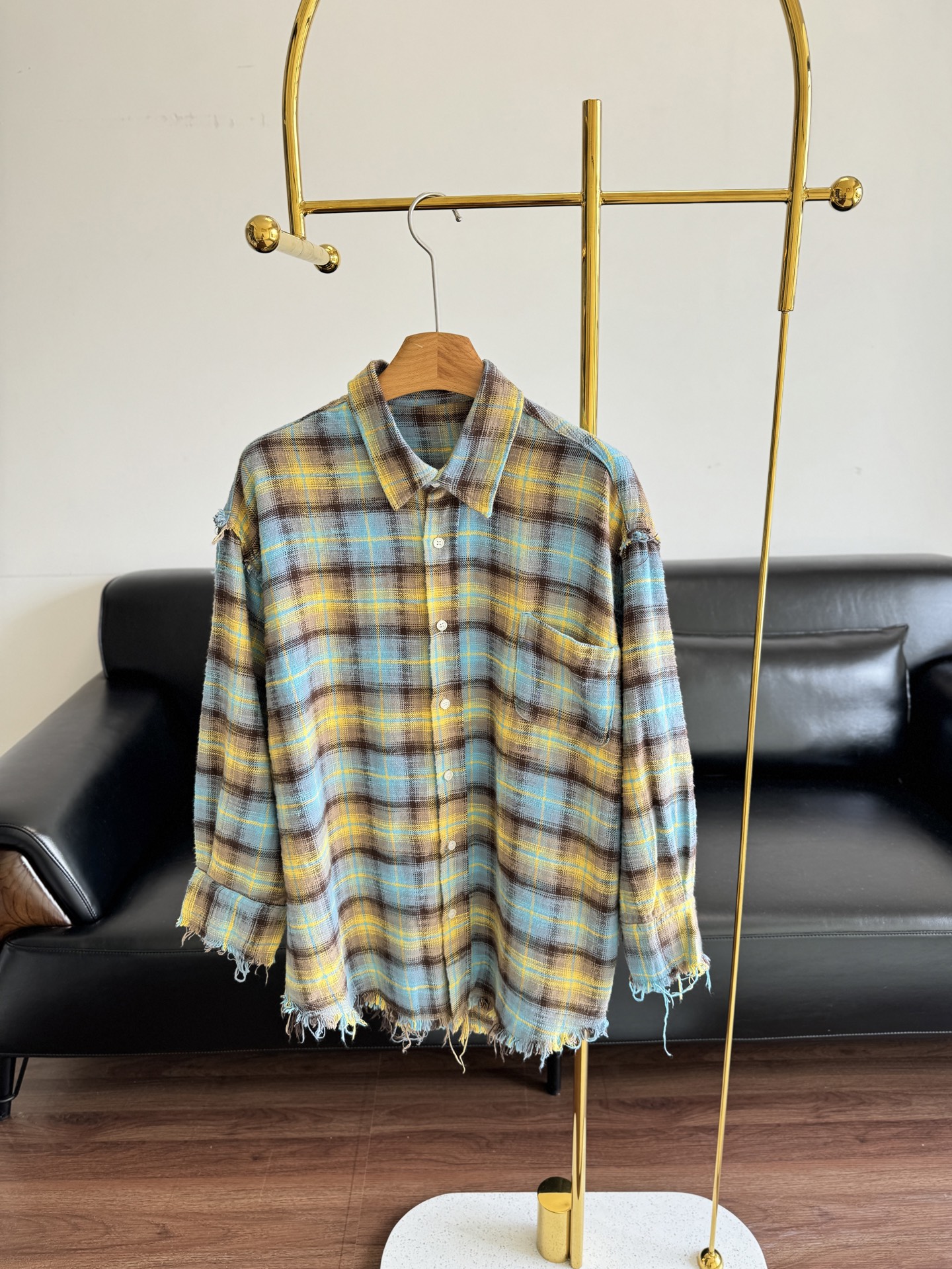 NO:482634,——R13 The same breasted shirt jacket with stars, aged and ripped design, and the street shots are also very popular!  The lazy OS style~ I really like this tone!  Super easy to wear!  !  The classic lapel adds three-dimensionality, and the hem of the sleeves creates destructive details, adding layering to enhance the fashion sense of this sweater!  It is particularly time-consuming, whether it is time or craftsmanship!  The difficulty has increased several times!  Fashionable and loose silhouette, not picky, easy to wear and feel casual and retro, and also has a beautiful and handsome look, which shows accent. SML, Jackets & coats, sweaters, shirts, alexander wang19860909——R13 明星同款毛边纹衬衫外套 做旧破洞设计 街拍出镜率也极高！ 慵慵懒懒的OS范儿～ 好喜欢这种调调！超好穿！！ 经典的翻领,增加立体感, 袖子下摆做出破坏感细节,增加了层次感提升这款毛衣的时装感！特别的耗费时间,不管是时间还是工艺！难度都翻了几倍！ 时髦宽松廓形,不挑人,轻松穿出休闲随性复古感上身还有种美帅美帅的范儿,很显腔调 码数sml,,jackets & coats,sweaters,shirts,alexander wang,Women's clothing