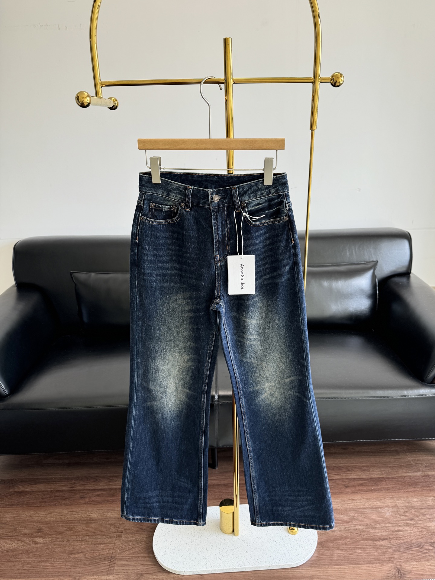NO:482622,——Acne Studios straight regular jeans You can always believe in the style of acne jeans!  The trouser body is washed and faded, and the visual effect is super pleasing to the eye and eye-catching, just like a work of art, and it is more lazy than the regular ones!  And your own personality!  But it can be daily!  The kind who doesn't pick people!  This style has a fine ceiling, high-end quality, super positive style, and great upper body effect. You must keep a pair of jeans. The color of the wash water is very extra points. You want to be fashionable but not fat!  This is a well-deserved model that meets all your requirements!  !  Number of codes 25-30, acne studios,dior,jeans,alexander wang19860909——Acne Studios直筒常规款牛仔裤 可以永远相信acne牛仔裤的版型！ ,裤身水洗做旧褪色工艺,视觉效果超级养眼吸睛,犹如艺术品一般, 比常规的多一份慵懒！和自我的性格！但是又能够日常！不会挑人的那种！这款版型天花板级别,做工精细,高端品质,版型超级正,上身效果棒棒的,一定要留的一款牛仔裤,洗水颜色很加分,想要时尚又不显胖！这条满足你所有要求,当之无愧的版型王！！ 码数25-30,,acne studios,dior,jeans,alexander wang,Women's clothing