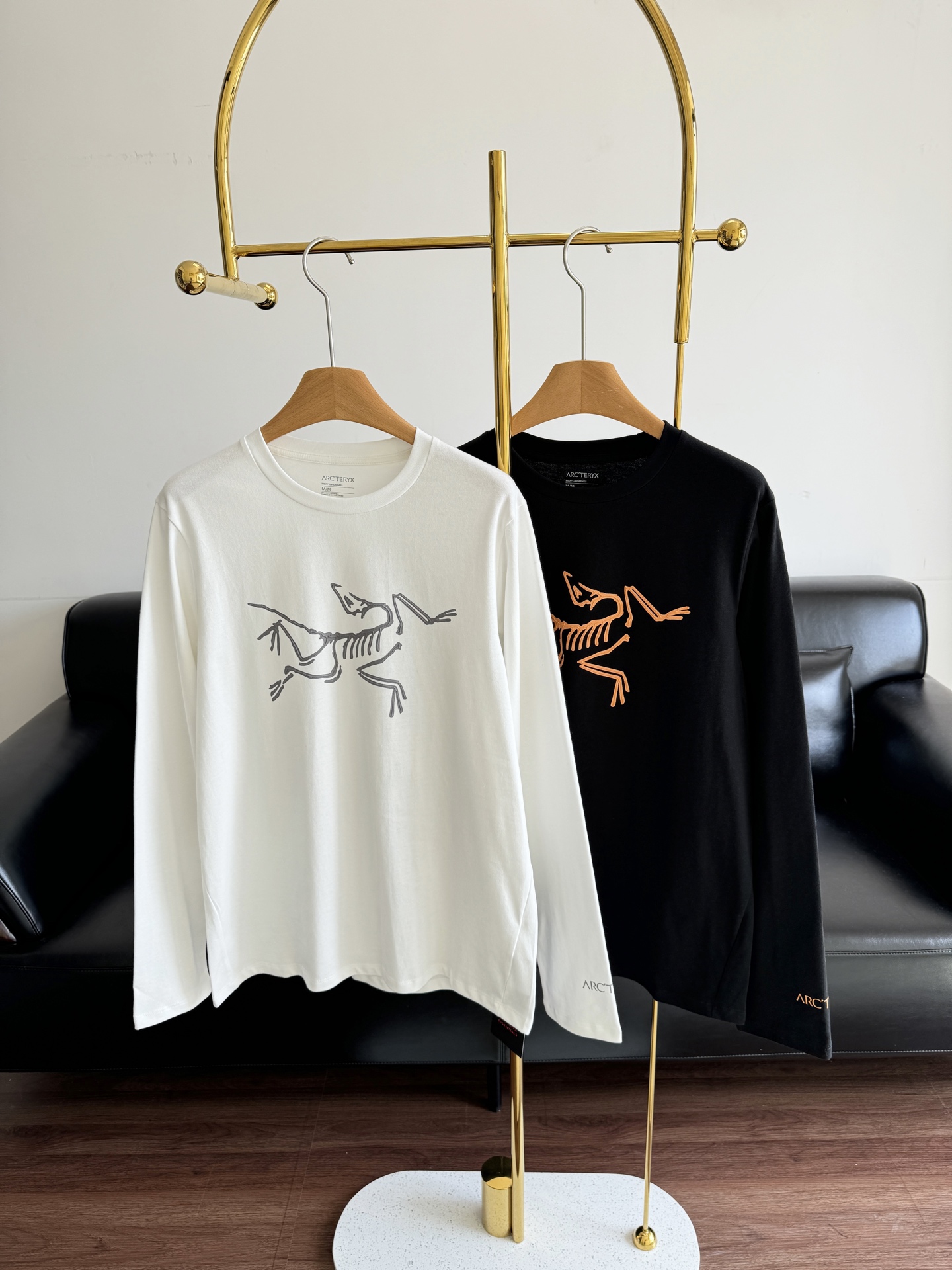 NO:482653,——Archaembrand bird logo printed long-sleeved T-shirt. It is a basic style that is not picky, and the body is loose and bloated. In addition, the iconic Bird House logo makes it difficult to look good!  I like the style of the bird T-shirt so much, it's the feeling of illuminating before my eyes. Number m-xxl white black, jil sanderarc'teryx,tees, t-shirt,alexander wang19860909——始祖鸟 logo印花长袖T恤 基础不挑人的版型,衣身宽松不臃肿,再加上标志性的鸟家logo,穿起来像不好看都难！太喜欢鸟t恤的版型了就是那种眼前一亮的感觉 码数m-xxl 白色 黑色,,jil sanderarc'teryx,tees，t-shirt,alexander wang,Women's clothing