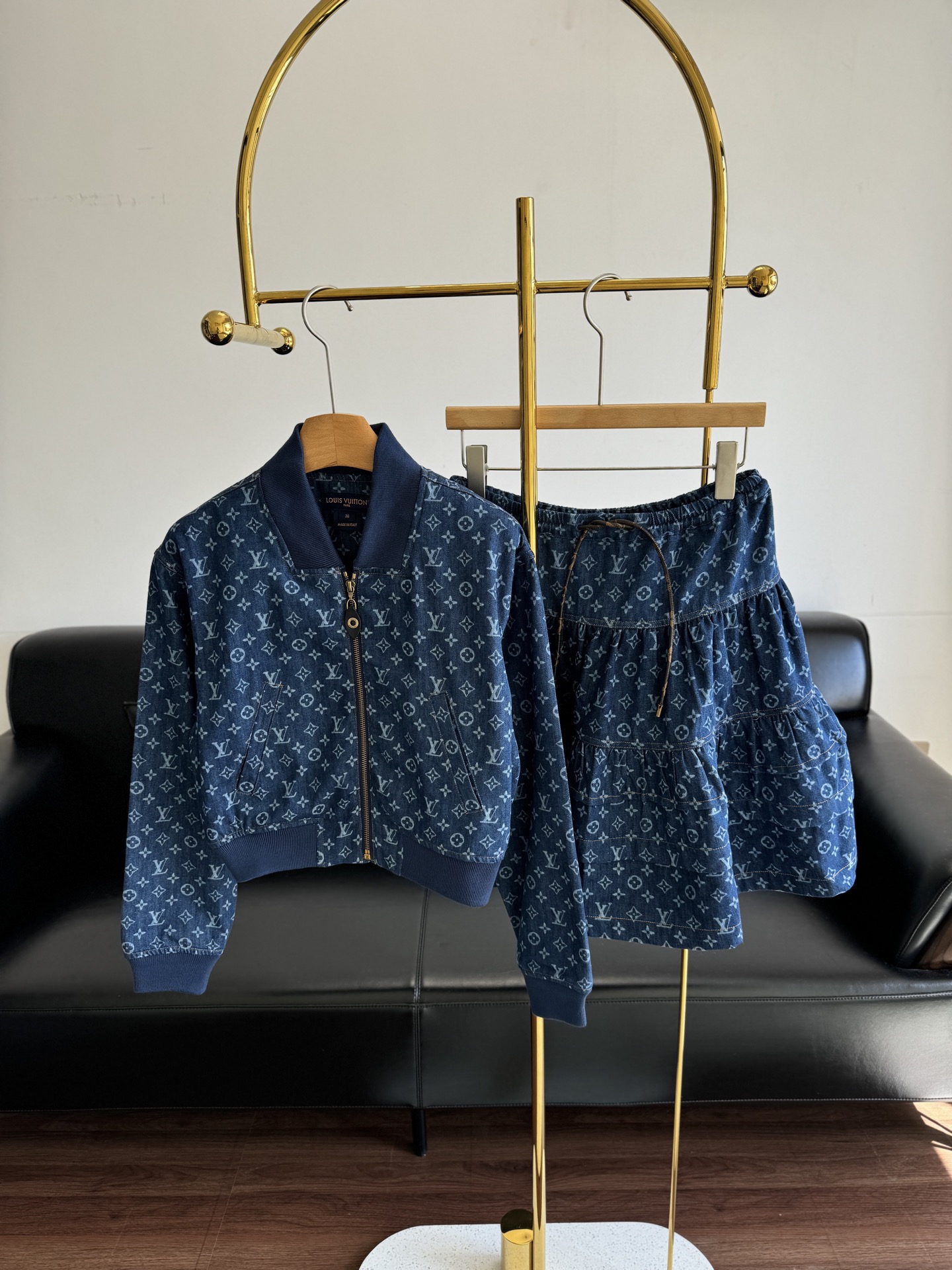 NO:482644,Coat skirt, LV denim jacket skirt, customized imported twill cotton denim material, enzyme washing process, not easy to fade, full of four-leaf clover elements and letter logo patterns, highlighting the brand tone, baseball collar design, add layered look, matched with elastic drawstring waist skirt, a set of lazy outfits for people out there!  Count sml, louis vuitton, skirts, jackets & coats, alexander wang19860909外套半裙 LV牛仔外套半裙 定制进口斜纹棉牛仔材质 酵素水洗工艺 不易掉色串色 通体满印四叶草元素和字母徽标图案 彰显品牌调性 棒球领的设计 增添造型层次感 搭配松紧抽绳腰头半裙,一套出街懒人穿搭！ 码数sml,,louis vuitton,skirts,jackets & coats,alexander wang,Women's clothing