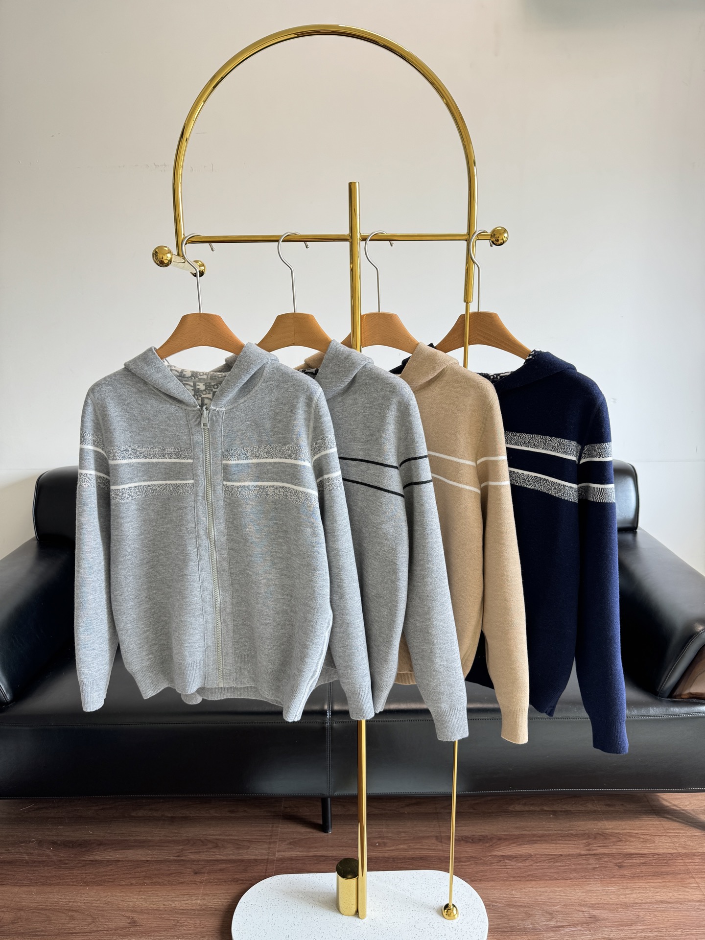 NO:484523,——Dior letter jacquard fusion design wool-blend zipper cardigan. One side is solid color logo splicing. The other side is classic presbyterian. Seiko jacquard letters new trendy cardigan. The touch is first-class. The ready-to-wear outfit is very lazy and casual. It can be worn on both sides. The jacquard pattern on the back is luxurious and handsome. The hooded design is fashionable and high-end. The classic style is not picky about people and looks huge and slim. Highly recommended items!  code number s-xxl,dior,hats,alexander wang19860909——Dior 字母提花融合设计羊毛混纺拉链开衫 一面是纯色logo拼接 另外一面是经典老花 精工提花字母款新款潮羊毛衫  手感一流 成衣穿搭很有慵懒随意感 双面可穿 后背字母提花织纹工艺奢华帅气 连帽设计时髦又高级 经典版型不挑人上身巨显瘦 强烈推荐单品！ 码数s-xxl,,dior,hats,alexander wang,Women's clothing