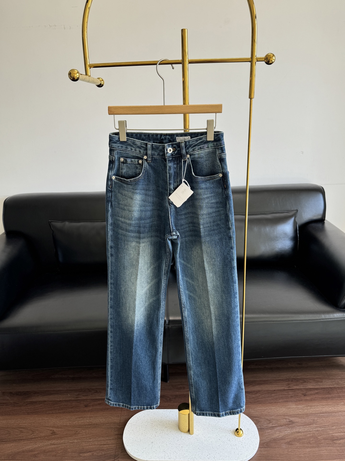 NO:484488,——BC micro-bounce straight-leg regular trousers This one is worth collecting!  A three-dimensional sense visible to the naked eye!  The trousers are in place and everyone is stylish, so they have nothing to do with their own leg shape!  You can always believe in the aesthetics of BC!  The stunning style will make you sigh!  !  Don’t pick on height, the point is that these jeans are particularly slack!  !  25-30 yards, jeans,alexander wang19860909——BC微弹直筒常规长裤 这条是值得收藏的！肉眼可见的立体感啊！裤型到位,谁穿都一样有型,跟自身的腿型就没啥关系了！你可以永远相信bc的审美！版型惊艳的程度上身会感叹！！不挑身高,重点是,这条牛仔裤特别懂松弛感！！ 码数25-30,,jeans,alexander wang,Women's clothing