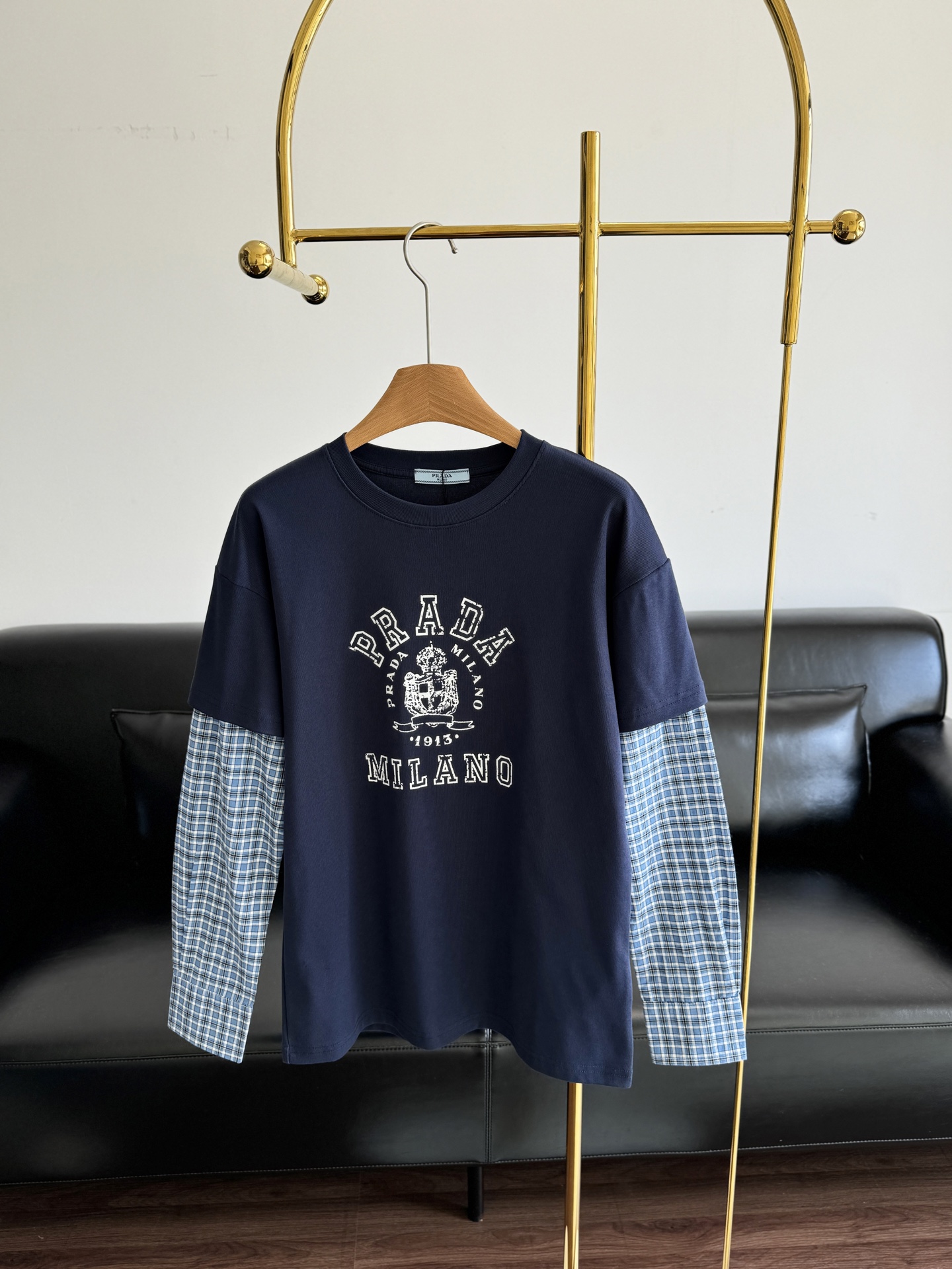 NO:484476,——Prada fake two-piece T-shirt loose and versatile couple style is coming! The new product in the early spring is here! Prada's fake two-piece T-shirt is so beautiful that I was attracted by its design at first sight. The British plaid splicing sleeves have a sense of casual matching, which is simply the perfect interpretation of the academy style! Whether it is matched with jeans or casual pants, it can be easily controlled, fashionable and age-reducing! Size sml,,prada,jeans,tees,t-shirt,alexander wang19860909——Prada假两件T恤宽松百搭情侣款来袭!早春新品来啦!Prada这款假两件T恤简直美哭我 第一眼就被它的设计吸引了,英伦格纹拼接袖,自带休闲搭配感,简直是学院风的完美诠释! 不管是搭配牛仔裤还是休闲裤,都能轻松驾驭,时髦又减龄! 码数sml,,prada,jeans,tees，t-shirt,alexander wang,Women's clothing