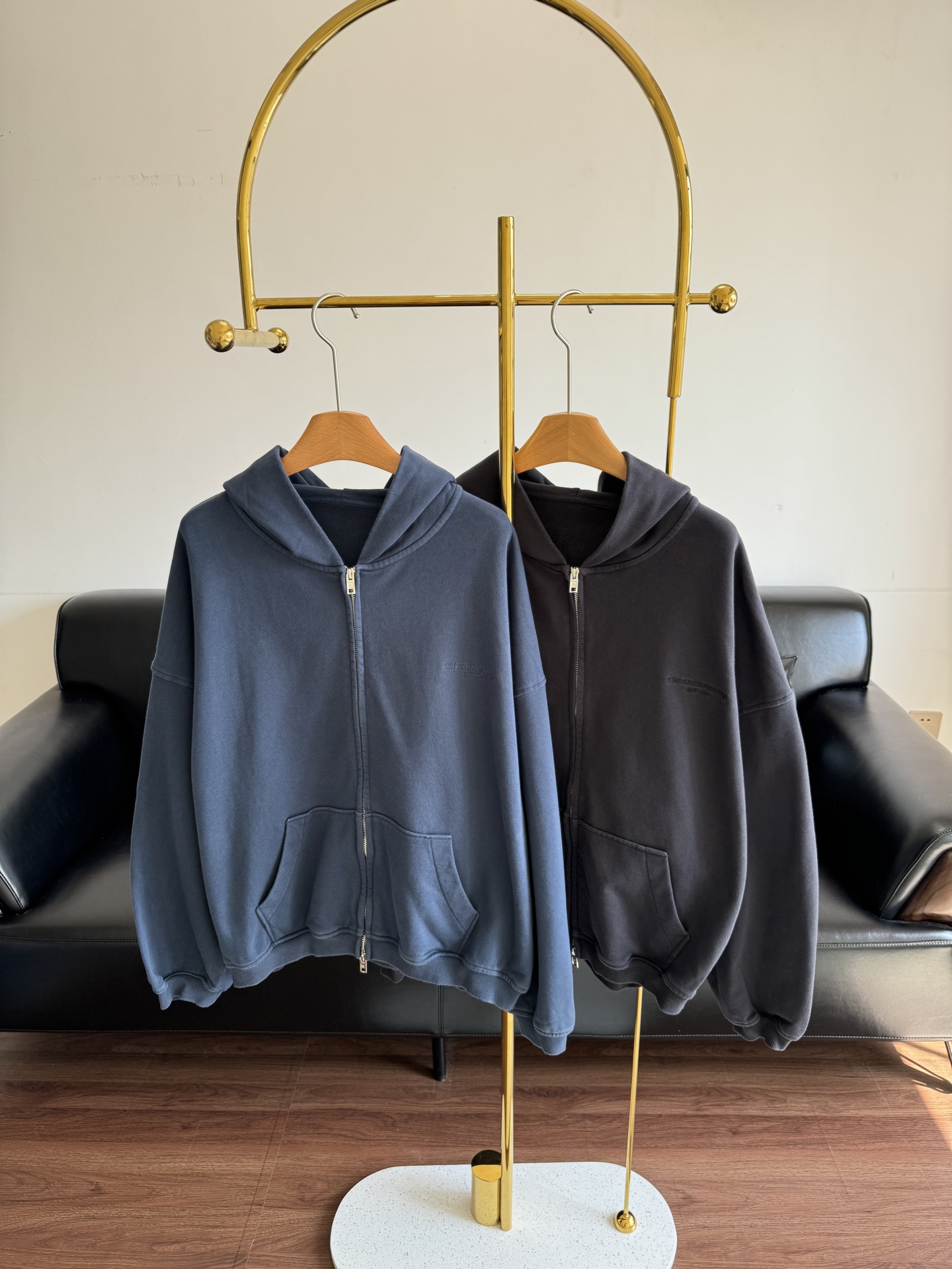 NO:485525,——alexanderwang Alexanderwang official men's and women's logo zipper hoodie sweatshirt coat, a loose piece!  Hooded design, double-layer fabric of hood, more texture, full zipper design, casual and handsome, and the concave shape is also in place!  Large shoulder-drop, slightly contoured!  Count sml, alexander wang, hoodie, sweatshirts, jackets & coats, hats, alexander wang19860909——alexanderwang亚历山大王官方男女徽标拉链连帽衫卫衣外套 松弛满满的一件！ 连帽设计 帽兜双层面料 更显质感 全拉链设计休闲帅气 凹造型也到位！大落肩,微廓型！ 码数sml,,alexander wang,hoodie,sweatshirts,jackets & coats,hats,alexander wang,Women's clothing