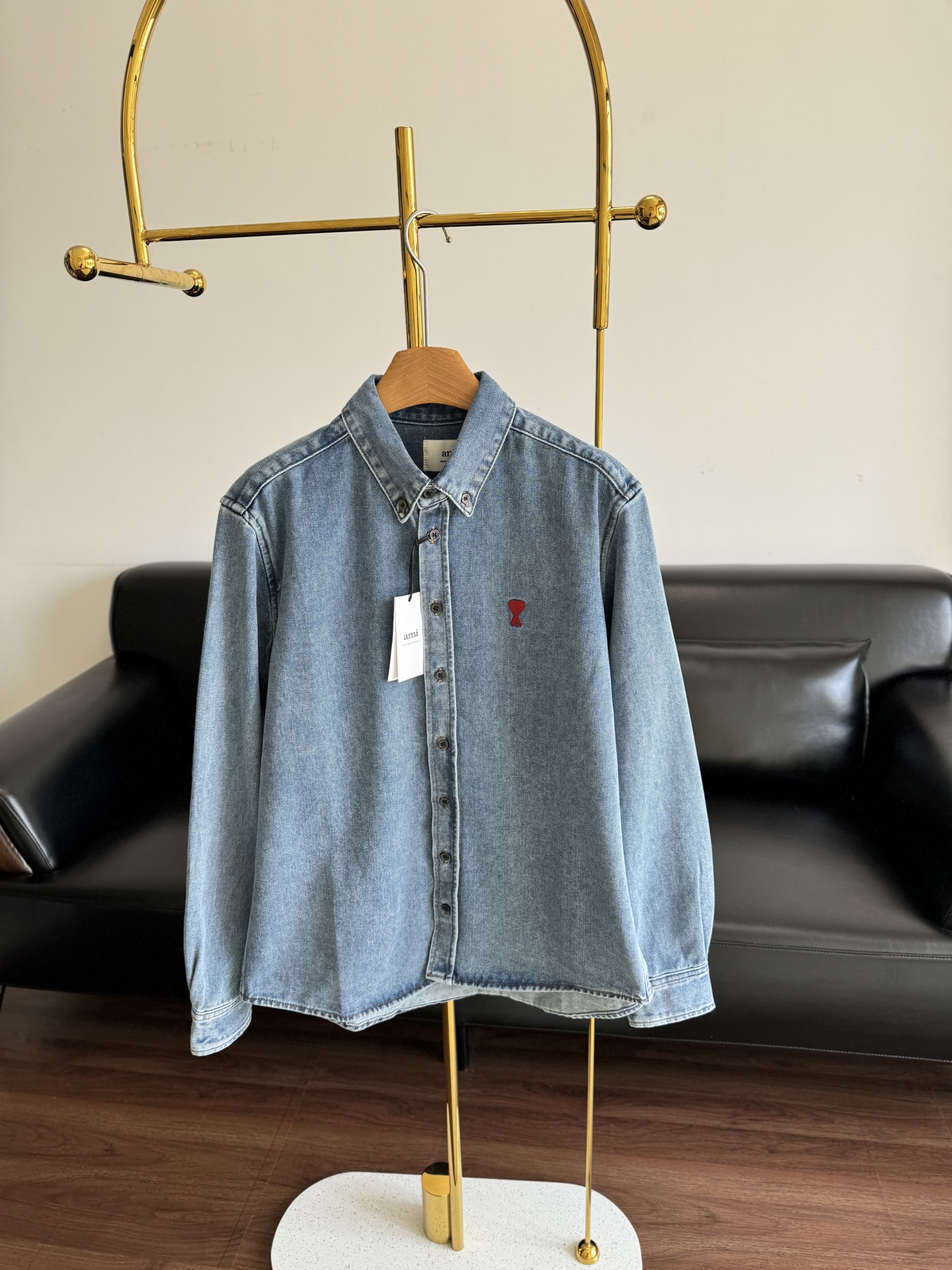 NO:485473,——Ami Love embroidered denim jacket. American retro and French exquisiteness blend. Light blue denim has a relaxed feeling. The loose style, just the right amount of looseness brings you a free and unrestrained dressing experience. Lapel design modifies the neck lines while adding a bit of retro charm. Size s-xl,,jackets & coats,alexander wang19860909——Ami 爱心刺绣牛仔外套 美式复古与法式精致感融合 浅蓝牛仔自带松弛感 宽松的版型,恰到好处的松量为你带来自在无束缚的穿衣体验. 翻领设计,修饰颈部线条的同时,还增添了几分复古韵味. 码数s-xl,,jackets & coats,alexander wang,Women's clothing