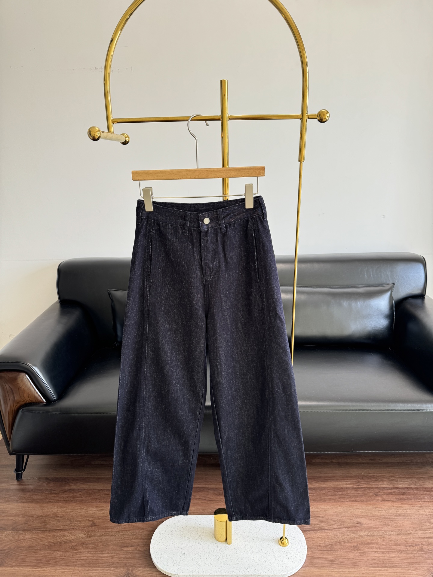 NO:485493,——MM6 wide-leg regular jeans The design of the straight-cut big trousers is so toned. It is natural to prefer these wide-leg pants in autumn and winter! I define this pants as a retro-tongue style, with a strong retro upper body!  Loose big trousers, CHAO grade cover, CHAO slimming, this kind of pants can taste if anyone wears them, accent, yuppie, and has its own style tags~ Size s-xxl,,masion margiela,jeans,alexander wang19860909——MM6 阔腿常规款牛仔裤 立裁的大裤腿的设计太有腔调感了,秋冬就更偏爱这种宽腿裤就是理所当然的啦!这条裤子我就给它定义为复古腔调风格,上身复古浓浓的！ 宽松的大裤腿,CHAO级遮肉的,CHAO显瘦的,这种裤子就是谁穿都可以有味道的,腔调,雅痞,自带风格标签的~ 码数s-xxl,,masion margiela,jeans,alexander wang,Women's clothing