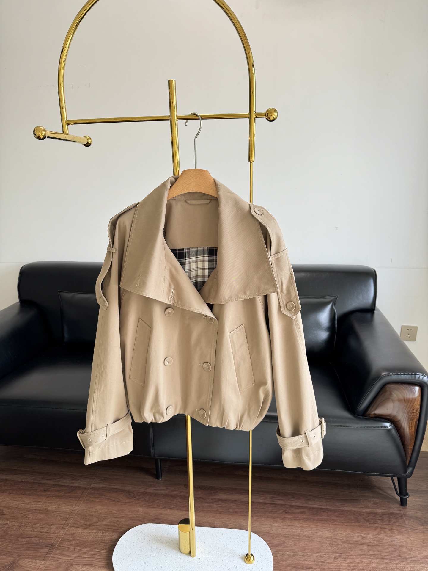 NO:485483,——Acne studi*s 25Fw early autumn new style, old money retro short jacket windbreaker jacket, I must plant grass for you. This khaki short jacket windbreaker jacket is too hot, the upper body is comfortable and full. The short style is neat, the hem is closed, the hem is neat and proportional. Focus on details!  There is an old leather logo patch on the back. We have put a lot of thought into this detail. The old color of YB leather is added to the retro texture. It is a trick to dress. SML, Acne studios, Jackets & coats, Jackets & coats, Alexander wang19860909——Acne studi*s 25Fw早秋新款 老钱复古风短款夹克风衣外套 必须给你们种草这件卡其色短款夹克风衣外套,太火啦 上身舒适感拉满.短款版型利落,下摆收口设计,利落又显比例.重点看细节！背部有做旧皮质徽标贴片,这点细节我们也是下足了心思,yb皮料做旧刷色,增添复古质感,是穿搭的小心机 码数sml,,acne studios,jackets & coats,jackets & coats,alexander wang,Women's clothing