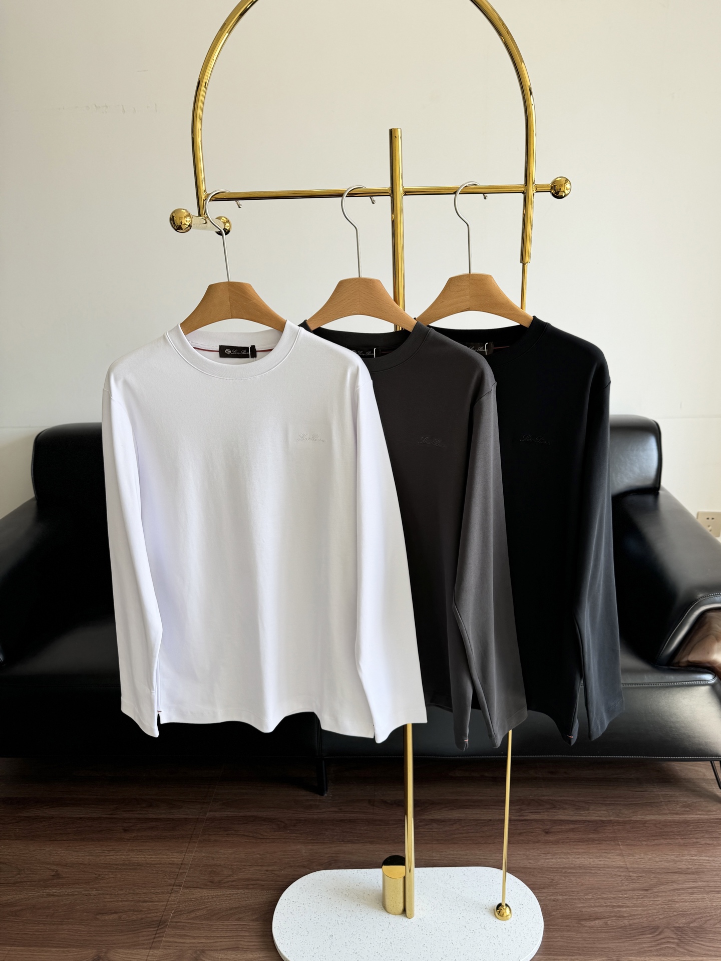 NO:485503,——Lp men's business high-end round neck long sleeves. One piece is high-end, low-key but not lacking in texture. This is what is meant by this piece of Lp double-sided thickened long sleeves!  Whether wearing a suit outside or wearing a single outfit, you can easily control various occasions. The simple and atmospheric round neck design is slim and not tight, and it is suitable for both business and leisure. Wearing a coat or down jacket in winter is warm and layered, and you will never be afraid of bloating anymore!  A must-have for men's wardrobe in the workplace, and you can easily wear it to create an elegant and high-end feeling!  code number m-2xl, loro piana, down jacket, business suit, alexander wang19860909——Lp男士商务高端圆领长袖 一件穿出高级感 低调却不失质感,说的就是这件Lp双面加厚长袖！无论是外搭西装还是单穿出街,都能轻松驾驭各种场合.简约大气的圆领设计,修身不紧绷,商务休闲两相宜.冬天内搭大衣或羽绒服,保暖又有层次感,再也不怕臃肿！ 职场男士衣橱必备,轻松穿出优雅高级感！ 码数m-2xl,,loro piana,down jacket,business suit,alexander wang,Women's clothing