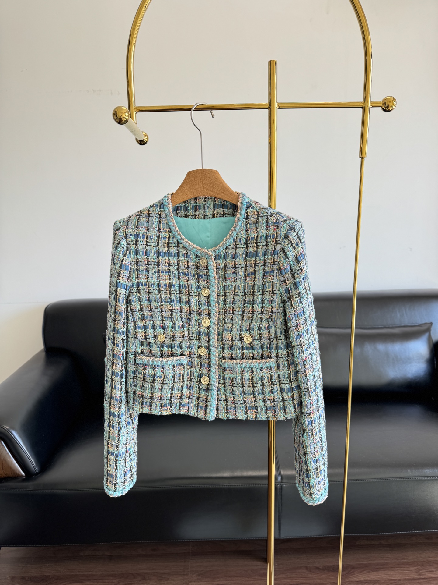 NO:486872,——Cahen* 25A high-end handicraft workshop new model Love Xiaoxiang sisters, this one can close your eyes, it is really beautiful, high-end custom tweed woven fabric The fabric is comfortable and light, classic H-shaped round neck single-breasted pocket design, with unique lion head metal buckle, the color is very eye-catching, the upper body looks very fashionable and elegant ~ Size s-xl,,alexander wang19860909——Cahen* 25A高级手工坊系列新款 爱小香的姐妹,这款你可以闭眼入,真的非常漂亮, 高级定制粗花呢编织面料 面料舒适轻盈 经典H版型 圆领单排扣口袋设计 配以独特狮子头金属扣 颜色很亮眼 上身显得非常时尚优雅 ～ 码数s-xl,,alexander wang,Women's clothing