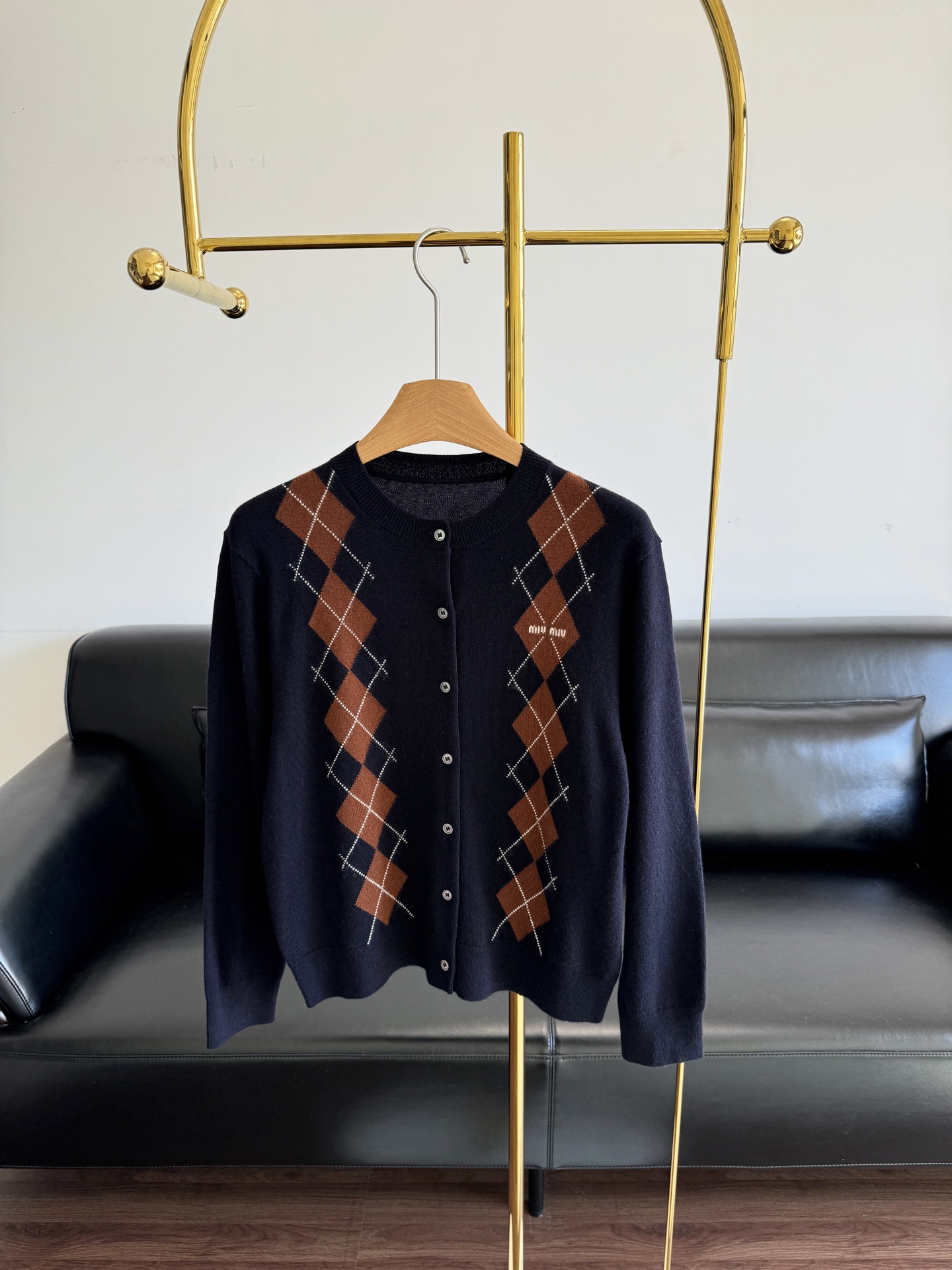 NO:486844,——Presale for 3 days Miumiu 25Fw early autumn new style contrasting diamond knitted cardigan diamond knitted cardigan retro and playful contrasting color splicing hides the little thoughts of girls. The round neck fitting cardigan style is fresh and gentle, and looks good when worn alone or layered. It can be easily worn with shorts or skirts to create a sweet and retro girlish feel. Size sml,,miumiu, skirts, shorts, alexander wang19860909——预售3天 Miumiu 25Fw早秋新款 撞色菱格针织开衫 菱格纹针织开衫复古又俏皮 撞色拼接藏着少女小心思 圆领合身开襟衫版型,清新温柔, 单穿或者叠穿都好看, 搭配短裤或者半裙轻松穿出乖甜复古少女感 码数sml,,miumiu,skirts,shorts,alexander wang,Women's clothing