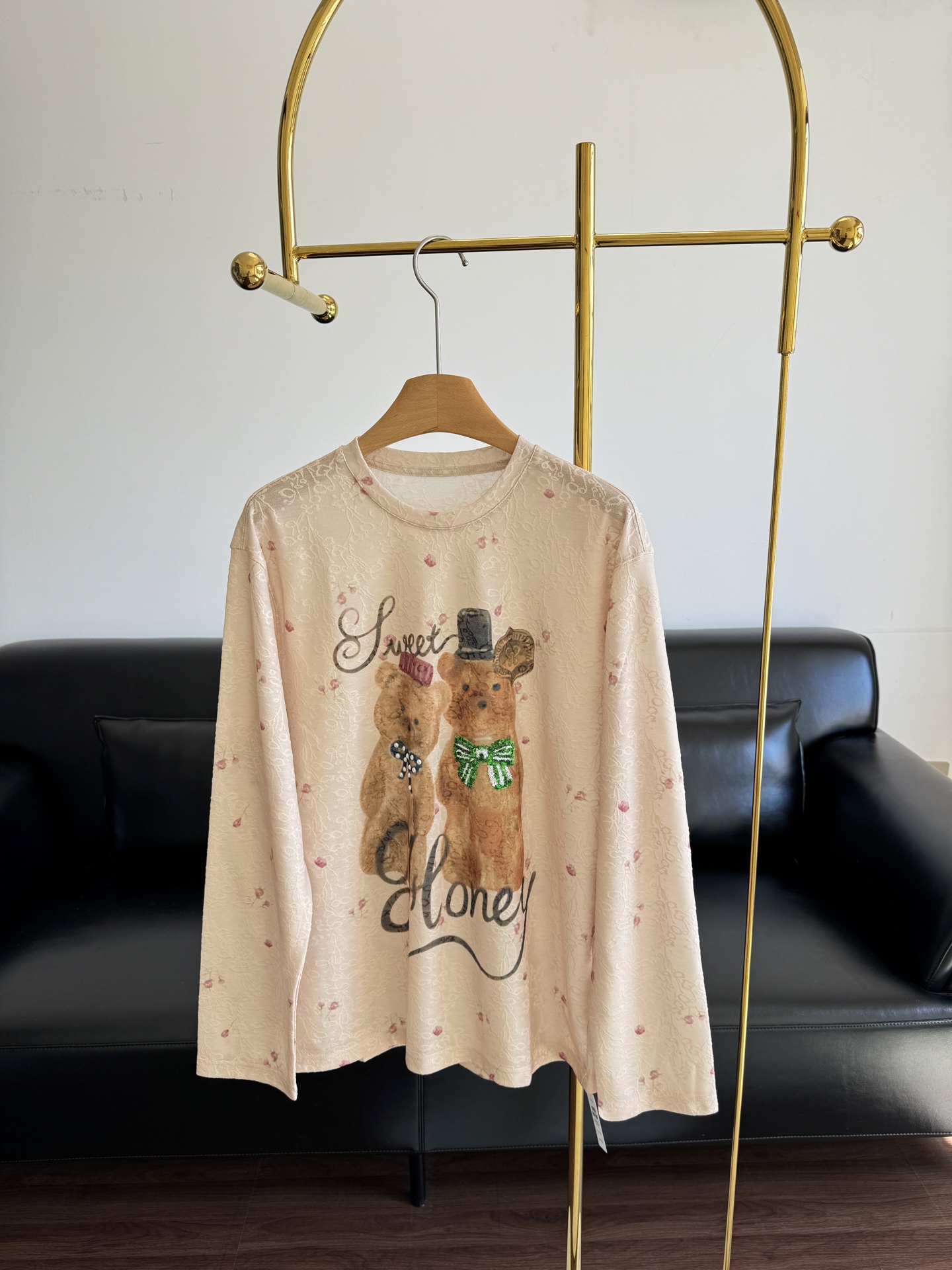 NO:486863,——FORDAR*25 early autumn new bee bear floral long-sleeved T-shirt retro sweet style This retro sweet and cool outfit is a used printed sweatshirt with a sense of vintage. Cute bear pattern + 'honey' letters are full of sweetness. Matched with a color-blocked denim skirt. The sweet and cool atmosphere is full of daily return rate. The daily return rate is over ~ Size SML, hoodie, sweatshirts, skirts, tees, t-shirt, alexander wang19860909——FORDAR*25早秋新款蜜蜂小熊碎花长袖T恤 复古甜酷风 这身复古甜酷穿搭拿捏做旧印花卫衣自vintage感 可愛小熊图案＋“honey”字母甜度拉满 搭配拼色牛仔裙 甜酷氛围直接拉满 日常出街回头率爆表～ 尺码SML,,hoodie,sweatshirts,skirts,tees，t-shirt,alexander wang,Women's clothing