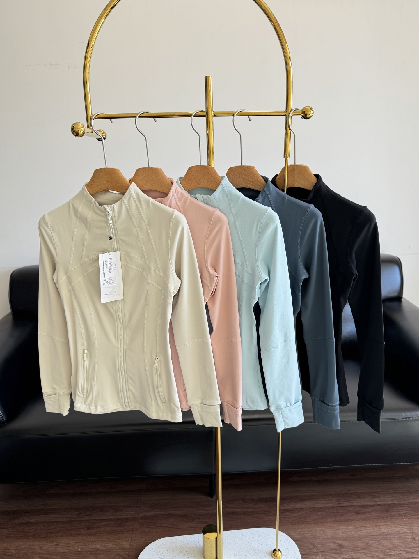 NO:486838,——lululemo*n Define stand-up collar jacket A versatile artifact that is crazy on the whole network!  Redefine your style!  Extreme fit!  The smooth cut outlines the unique elegance and sexyness of women!  It is as light and fit as the 'second layer of skin'. It looks slim and comfortable, and the upper body cannot be taken off at all!  Design details are definitely the favorite of details control!  Hidden pocket, thumb hole design, reflective logo, both practical and secure. Number of codes 2 4 6 8,,jackets & coats,alexander wang19860909——lululemo*n Define 立领外套 一件全网都秀疯了的百搭神器！重新定义你的风格！极致贴合！流畅剪裁勾勒出女性特有的优雅和性感！如“第二层肌肤”般轻盈贴合.显瘦又舒服,上身根本脱不下来！设计细节绝对是细节控的挚爱！隐藏式口袋、拇指孔设计、反光标识,实用与安全感兼具.  码数2 4 6 8,,jackets & coats,alexander wang,Women's clothing