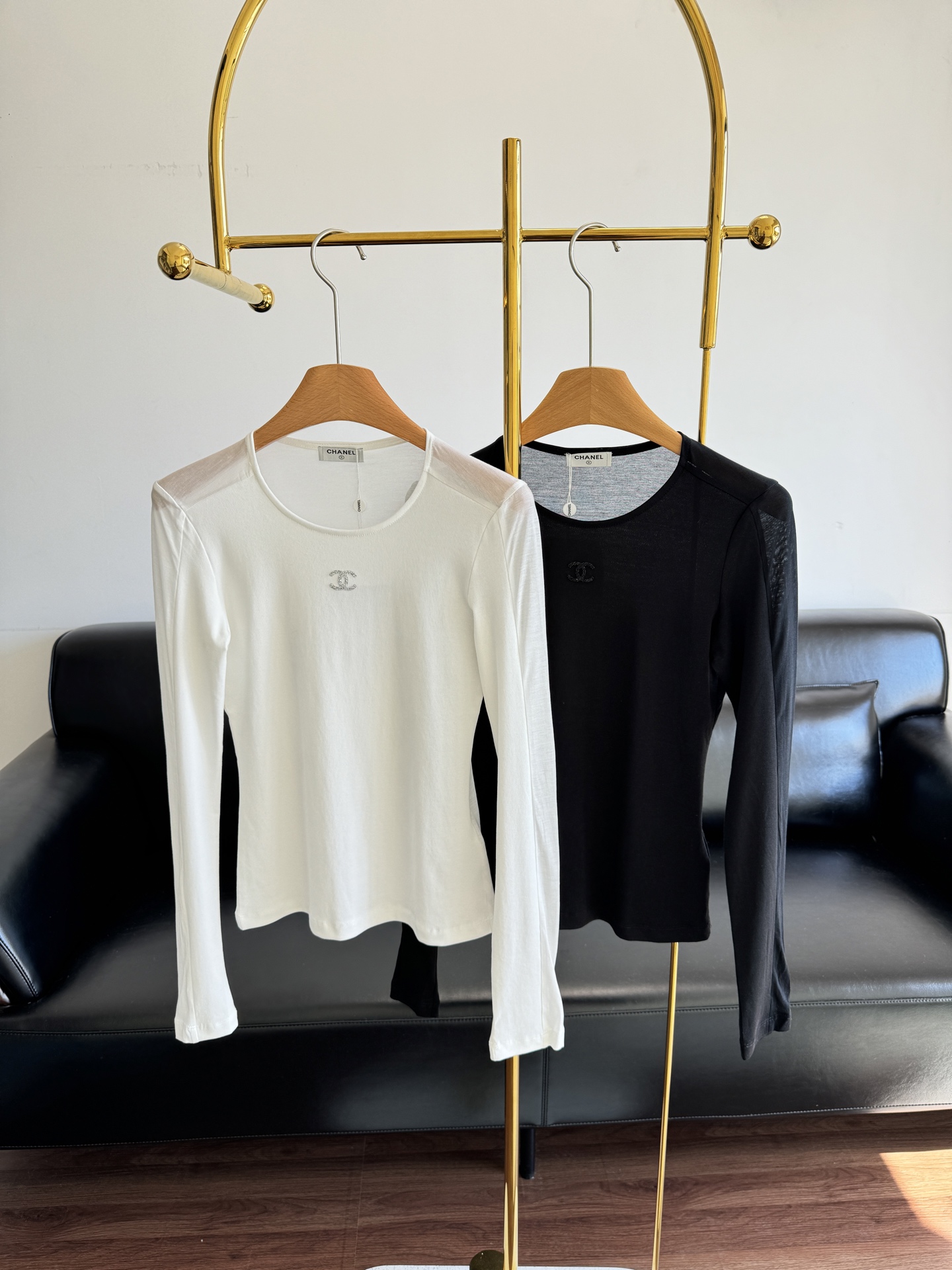 NO:486830,——Xiaoxiang logo with long sleeves of iron diamonds. The letters on the chest are inlaid with delicate iron diamonds, making the top look super slim!  Slim fit and tailoring perfectly outlines the body curve, without losing elegance. It is just right to wear it in the cooler weather in early autumn~ Size sml, alexander wang19860909——小香logo烫钻长袖 胸前字母镶嵌细腻的烫钻, 上衣超级显瘦！修身剪裁完美勾勒出身材曲线,又不失优雅,早秋微凉的天气里穿它刚刚好～ 码数sml,,alexander wang,Women's clothing