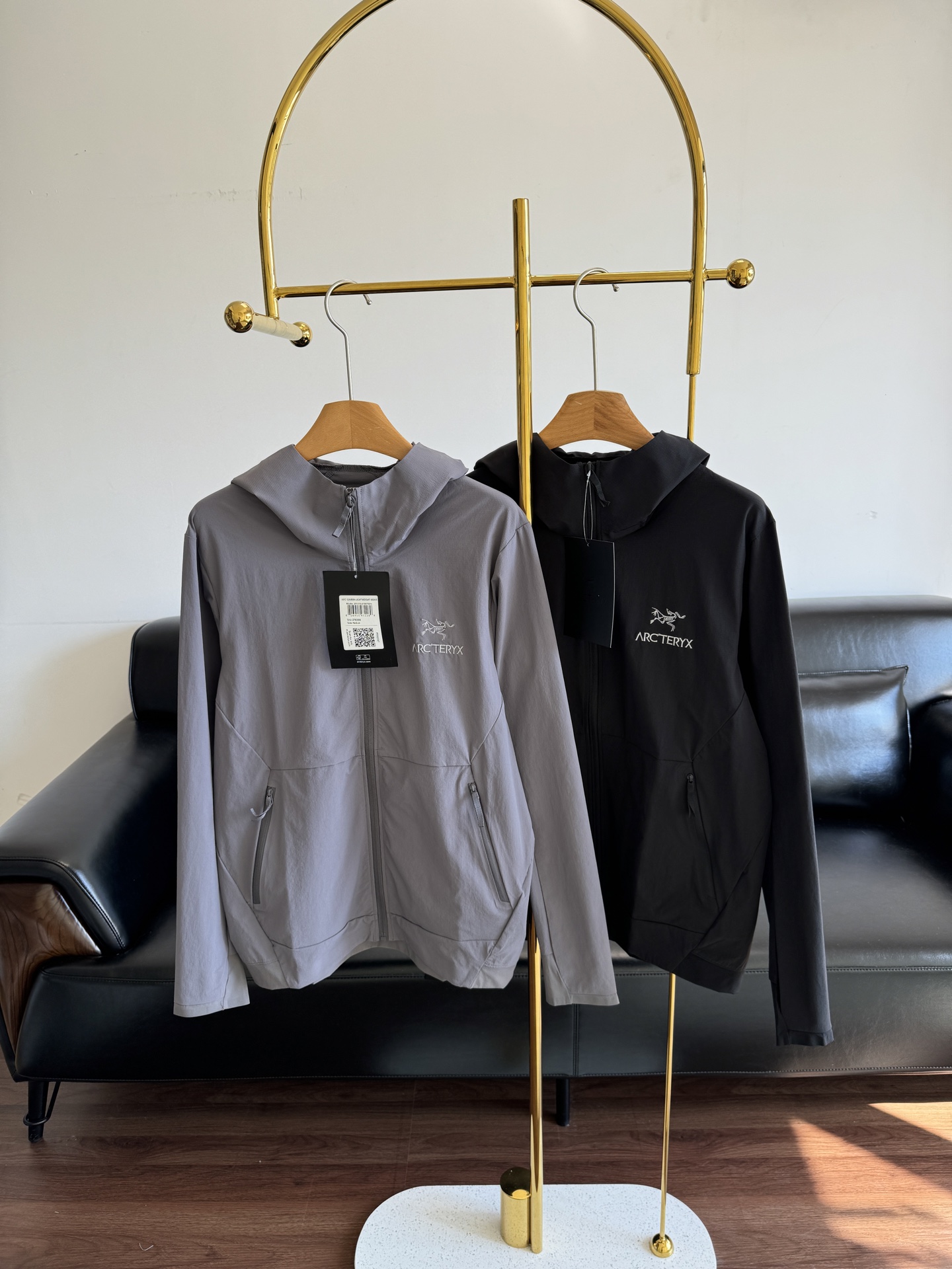 NO:486853,——Archaeoptera bird embroidered hooded soft-shell jacket The upper body is very straight, the hooded design is more youthful and fashionable!  This model is a skin coat with an extremely wide range of applications, which can protect the sun, and can be easily controlled for outdoor running and fitness!  The low-key printed logo on the chest outlines a low-key and atmospheric style!  Exquisite bird logo print, dazzling!  Visually give you blatant self-confidence and add your own unique sense of advancedness!  code number m-2xl,arc'teryx,jackets & coats,hats,alexander wang19860909——始祖鸟 刺绣连帽软壳外套 版型上身非常正,连帽设计,更加年轻时尚！此款是一件适用范围极其广泛的皮肤衣、可防晒,户外跑步健身都可以轻松驾驭！ 胸前低调的印花标 ,更是勾勒出了低调的大气款式！精致鸟logo印花,耀眼夺目！视觉上给予你明目张胆的自信,增加属于自己的独特高级感！ 码数m-2xl,arc'teryx,jackets & coats,hats,alexander wang,Women's clothing