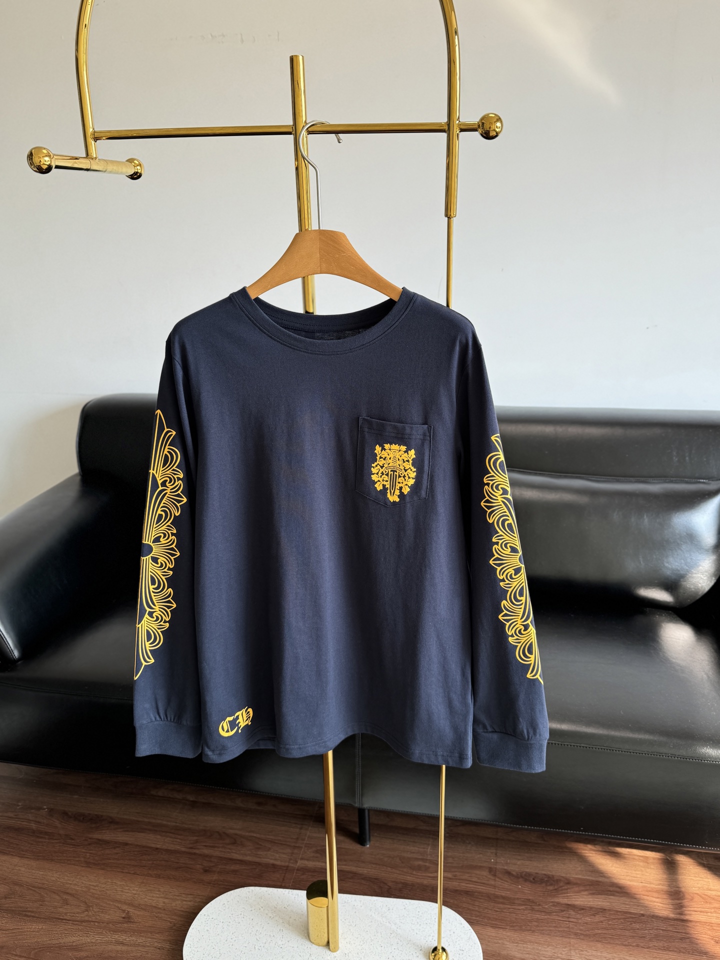 NO:488184,——CH Croxin Printed long-sleeved special grass planting is invincible to show whiteness!  The texture of the whole dress is amazing and the color is also very impressive. High-end pairing with shorts means missing out on the lower body!  The pattern on the back is also very good!  Very practical one!  Count sml, chrome hearts, shorts, alexander wang19860909——CH克罗心 印花长袖 特别种草无敌显白显白！整个衣服的质感绝了,颜色也很戳我 高级 搭配短裤就是下半身失踪穿搭啦！ 背部的图案也很好看！很实用的一件！ 码数sml,,chrome hearts,shorts,alexander wang,Women's clothing