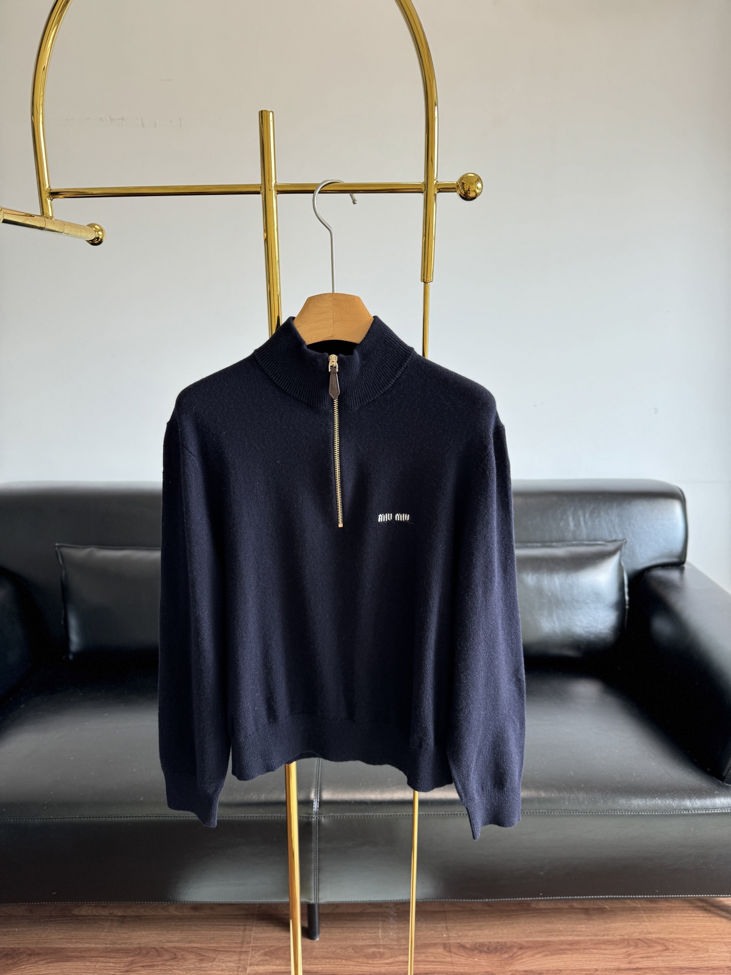 NO:488157,——Miumiu25Fw autumn and winter new style logo semi-zipper knitted sweater half-zipper design better concave shape!  The elbows are matched with contrasting colors, and the classic letters on the chest are embellished, showing the unique charm positioning of the brand. The loose and wide version is eye-catching and easy to wear, and the single-wear layering is super perfect!  code sml, miumiu, sweaters, sheepskin, alexander wang19860909——Miumiu25Fw秋冬新款 徽标半拉链针织毛衣 半拉链设计更好凹造型！手肘位置做羊皮撞色搭配,胸前经典字母点缀,彰显品牌独有的魅力定位,宽松阔版版型,吸睛穿搭轻松get,单穿叠搭超绝搭配！码数sml,,miumiu,sweaters,sheepskin,alexander wang,Women's clothing