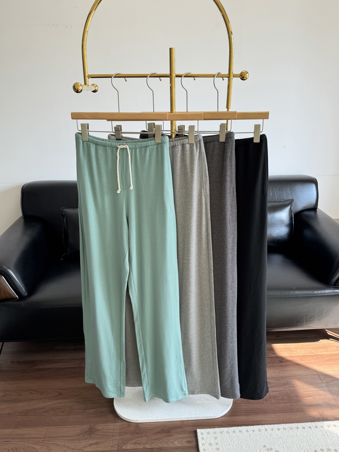 NO:488167,——American Vintage25 new drawstring straight trousers. This sweatpants are recommended for vomiting blood. It can be said to be nude, which is more comfortable than pajama pants. The fur-like fabric of cotton + modal has the high-end texture of cashmere, gentle and breathable, and can adapt to temperature changes!  !  code number xs-l, alexander wang19860909——American Vintage25新款抽绳直筒长裤 这款卫裤吐血推荐 可以说是裸感,比睡裤的舒适度还高, 棉+莫代尔的磨毛感面料,有羊绒的高级质感, 轻柔透气,能适应温度的变化！！ 码数xs-l,,alexander wang,Women's clothing