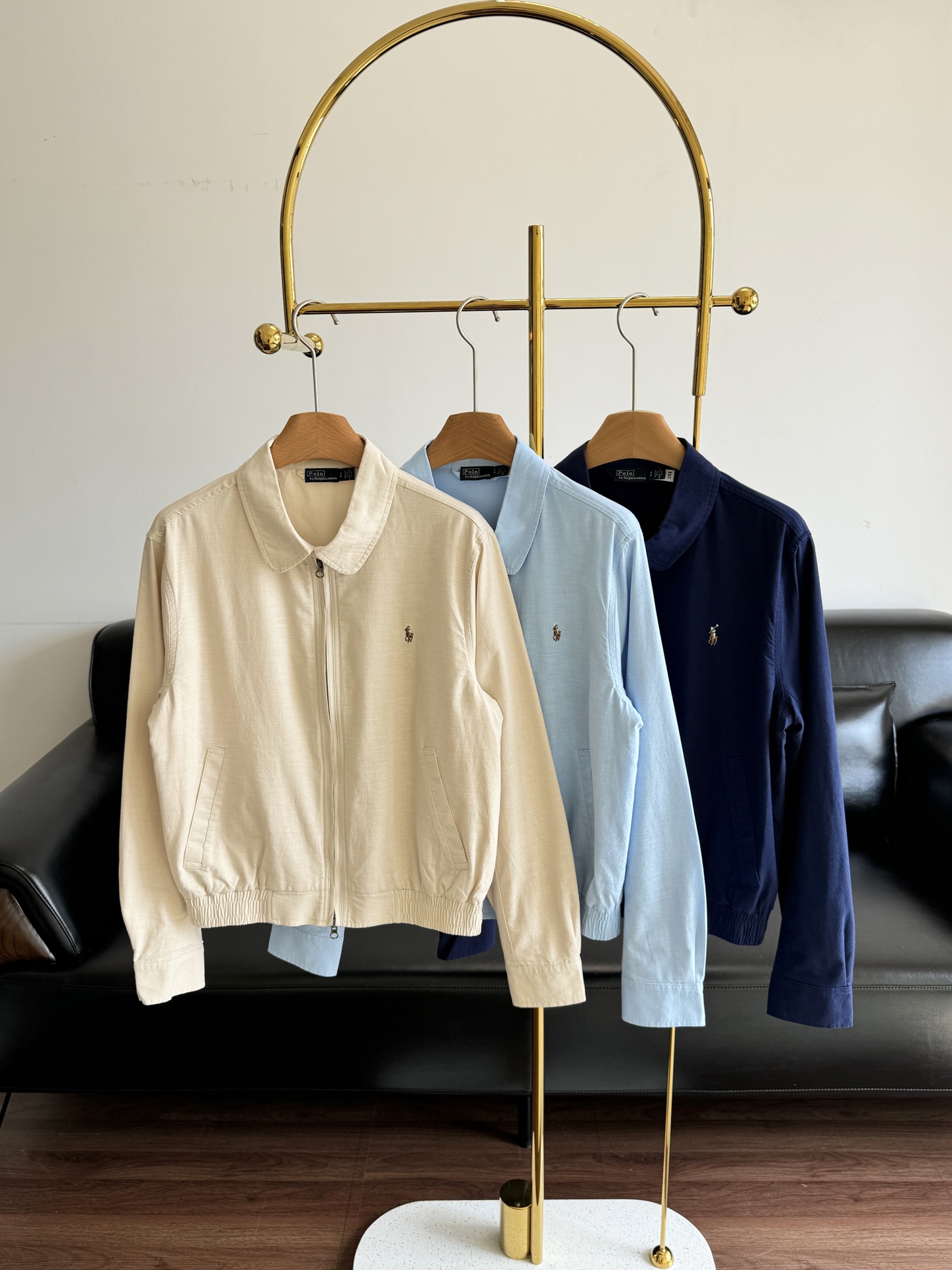 NO:488196,——Ralf Lauren Linen Linen jacket A jacket that can be sweet and salty. Simple and refreshing. There is pony embroidery on the chest. I love it so much~~~ Retro style jacket, button-type cuffs, oblique pockets on both sides, elastic hem. The upper body has a youthful feeling. There is a blank under the collar, double-head zipper. Number of sml,, jackets & coats, jackets & coats, alexander wang19860909——拉夫劳伦 亚麻夹克外套 可甜可盐的一款外套 简单清爽胸前还有小马刺绣,太爱啦～～～ 复古风格的外套,纽扣式筒型袖口 两侧斜插口袋,弹力下摆 上身自带少年感 领子下面有挡片,双头拉链 码数sml,,jackets & coats,jackets & coats,alexander wang,Women's clothing