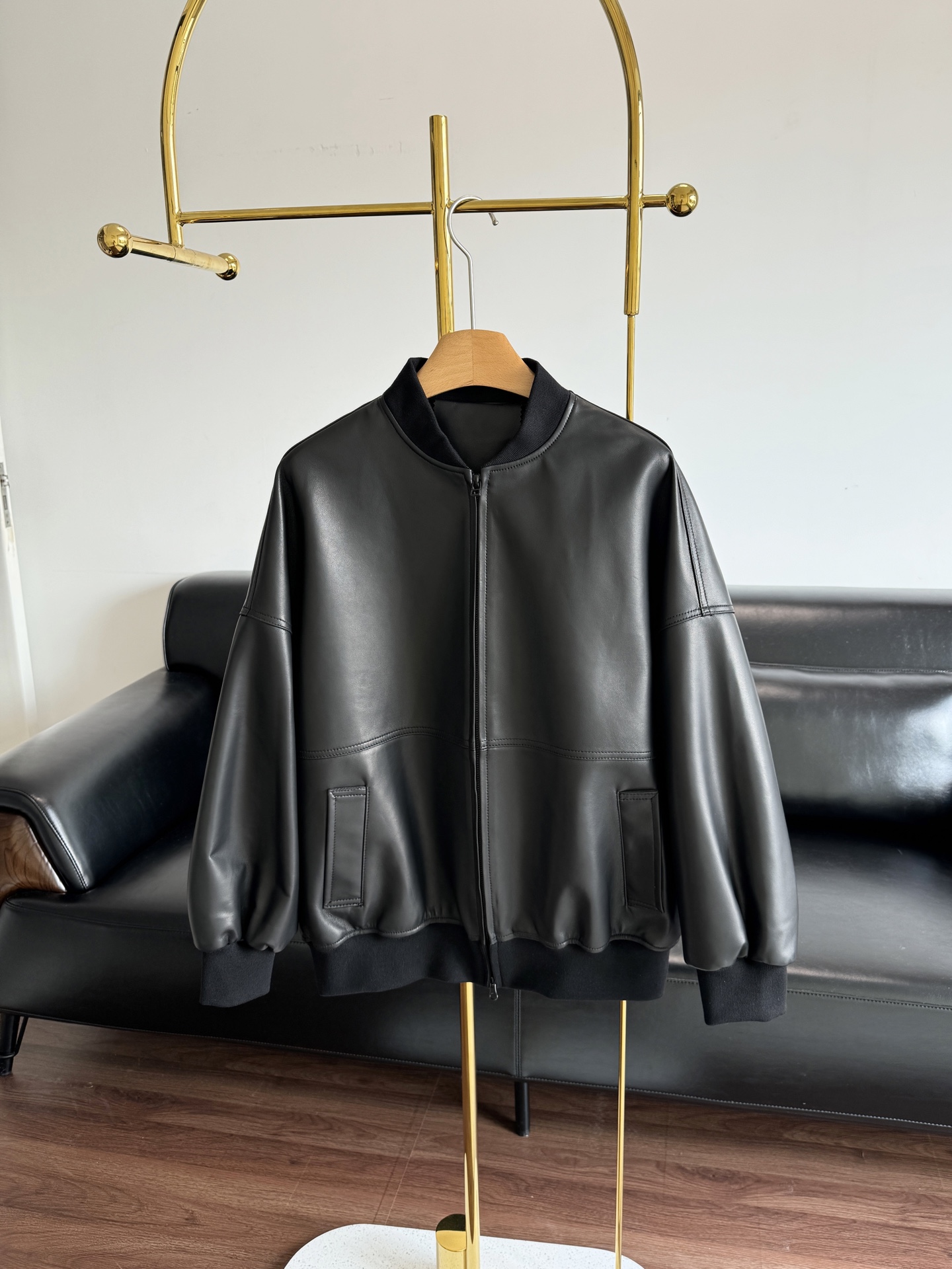 NO:489346,With dust bags - 2025 autumn and winter new product, sheepskin jacket silhouette leather jacket The fabric is imported sheepskin. The leather is super soft texture, and the drape and shape are very good!  Any girl with any body can easily control it!  Not only is it versatile, but it is also very advanced, and it is a must-have for fashionable control!  Three-dimensional cut jacket loose silhouette, high inclusiveness to the figure, loose hiding flesh makes you look slimming, size sml, jackets & coats, jackets & coats, leather jacket, sheepskin, alexander wang19860909配防尘袋——2025秋冬新品 绵羊皮夹克廓形皮衣外套 面料用的是进口绵羊皮 皮质超软的质感, 垂坠性跟塑型都很好！ 任何身材的妹子都可以轻松驾驭！ 不仅百搭还非常显高级,时髦控必入！ 立体裁剪夹克宽松廓形,对身材的包容性chao高,宽松藏肉显瘦, 码数sml,,jackets & coats,jackets & coats,leather jacket,sheepskin,alexander wang,Women's clothing