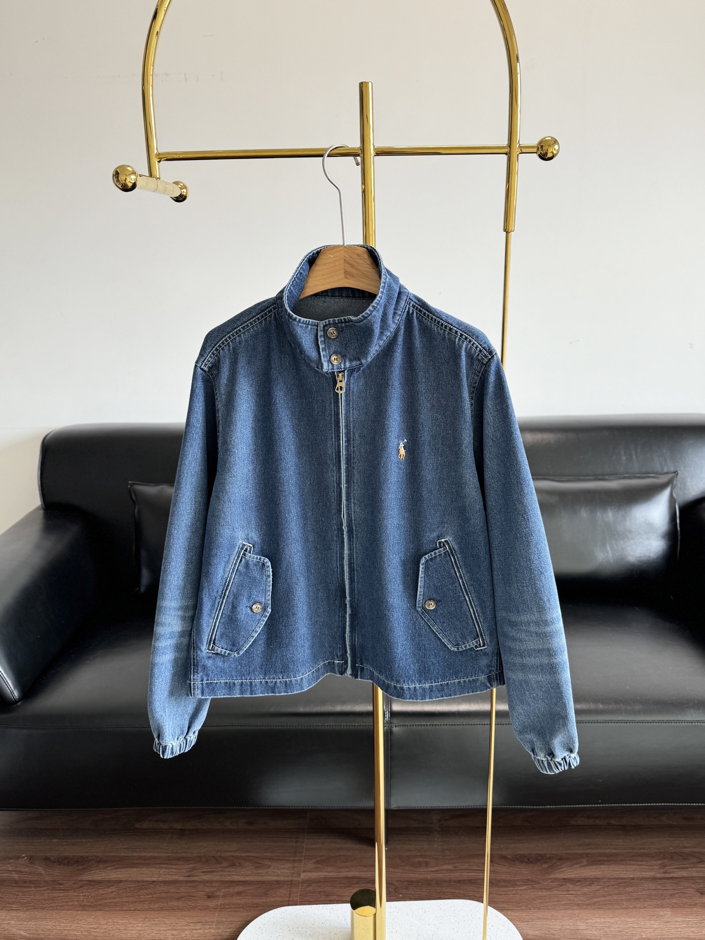 NO:489395,——Ralph Lauren denim jacket jacket, autumn fashionable feeling, easy to grasp, the simpler the higher the old money retro denim jacket, iconic logo embroidery, the collar can be upright and reversible, casual tone and warm and comfortable, accurate grasp. Size sml,,loro piana, jackets & coats,jackets & coats,alexander wang19860909——Ralph Lauren 牛仔夹克外套 秋天时髦感轻松拿捏好吧 越简单越高级老钱复古感牛仔外套, 标志性的logo小刺绣 领子可立可翻,随性腔调与温暖舒适jing准拿捏. 码数sml,,loro piana,jackets & coats,jackets & coats,alexander wang,Women's clothing