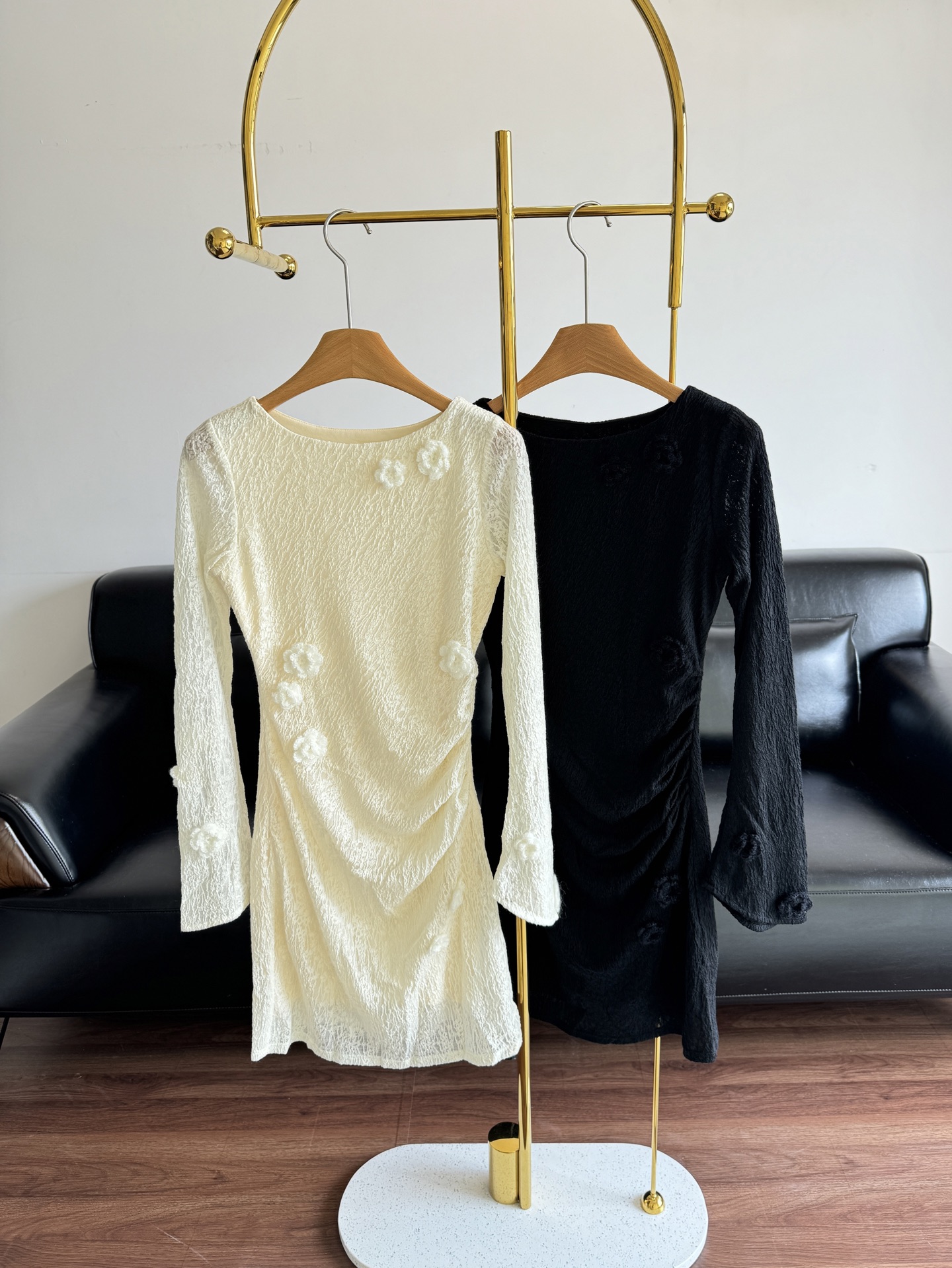 NO:489378,——Yu Wenwen's same Fabrique camellia lace slim dress French sweet style three-dimensional flower lace slim dress with an elegant and retro temperament very gentle fabric is heavy industry nailed lace. The craftsmanship is so exquisite that it screams feminine. The solid color is simple and easy to wear. It is suitable for daily life. It is also suitable for vacation. Highly recommended~ Size s-xl,, skirts, alexander wang19860909——于文文同款Fabrique山茶花蕾丝修身连衣裙 法式甜美风立体花朵蕾丝修身连衣裙 一整个优雅和复古的气质感 非常温柔 面料是重工钉花蕾丝 工艺精致到尖叫 女人味十足 纯色简洁好穿 日常皆可 度假也很适合 强烈推荐～ 码数s-xl,,skirts,alexander wang,Women's clothing