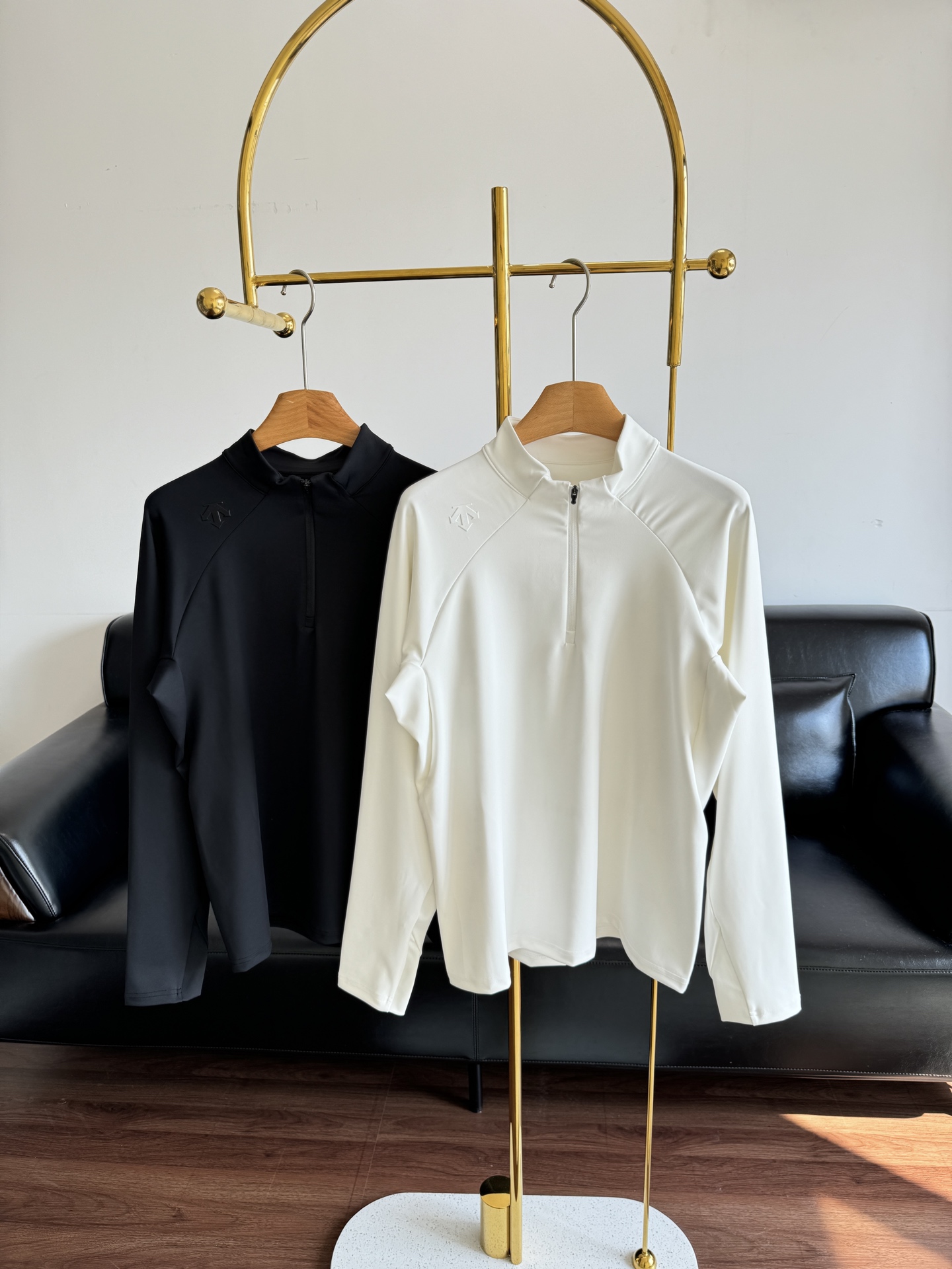 NO:489362,——DESCENTE sports fitness men's semi-zippered long sleeves, white and black, this piece is very practical and wearable. It is OK for daily life, sports, fitness and leisure. It can be worn no matter how you wear it. The whole piece of clothing adopts professional sports three-dimensional tailoring design!  Code number m-2xl, alexander wang19860909——DESCENTE迪桑特运动健身男士半拉链长袖 白色和黑色,这件实穿性非常高哈,日常、运动、健身、休闲都OK,怎么穿搭都可以,整件衣服采用专业运动立体剪裁设计！ 码数m-2xl,,alexander wang,Women's clothing