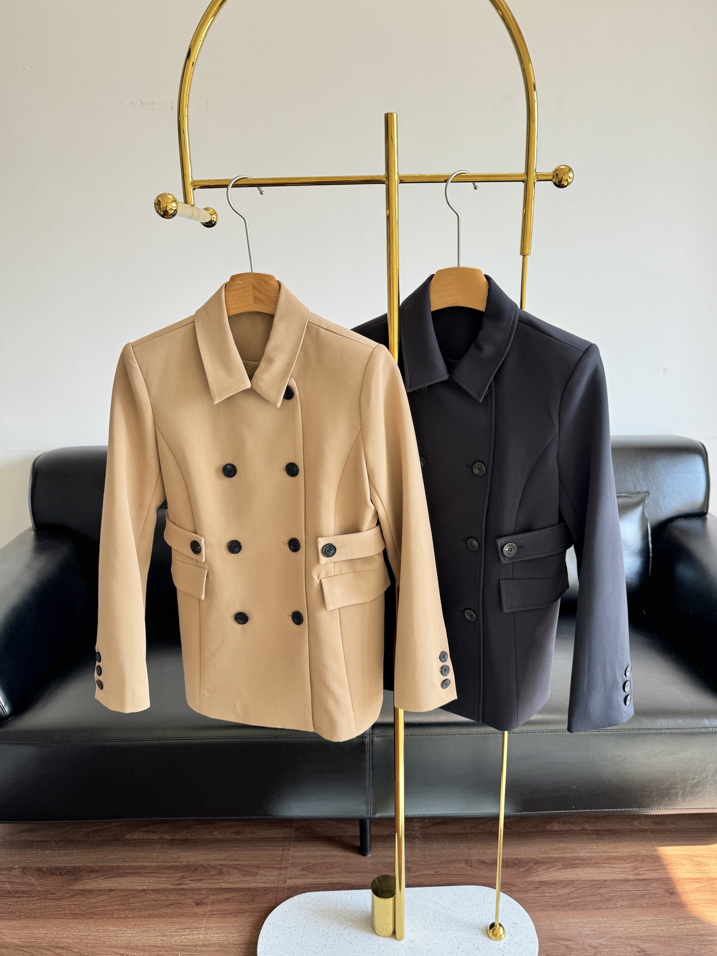 NO:491528,——DIOR Slim-breasted Blazer This blazer reinterprets classic design and demonstrates elegance. It is carefully crafted from wool-blend fabric, with a slim double-breasted version, paired with a wide angle collar, a flip pocket and a buckled equestrian belt. It can be matched with matching trousers to create a Dior style~ Size s-xl,,dior, jackets & coats,business suit,alexander wang19860909——DIOR 修身排扣西装外套 这款西装外套重新诠释经典设计,彰显优雅气质.采用绵羊毛混纺面料精心制作,修身双排扣版型,搭配宽角领、翻盖口袋和系扣马术风格腰带.可与配套长裤搭配,打造 Dior 风格～ 码数s-xl,,dior,jackets & coats,business suit,alexander wang,Women's clothing