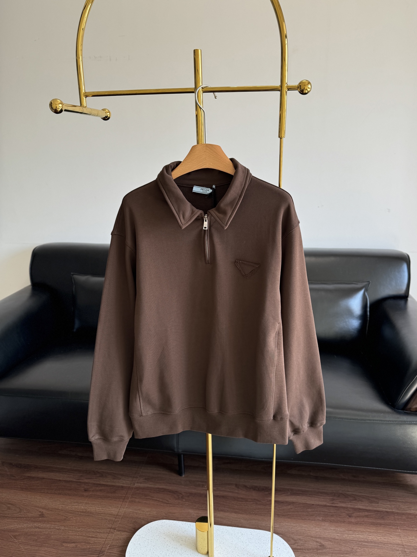 NO:491548,——Prada2025 new lapel zipper sweatshirt, exquisite lapel zipper style, semi-open zipper design, fine fabric, breathable and windproof, loose shoulders, more neutral and relaxed style, solid color versatile style, embroidered triangle logo elements on the chest, highlighting the brand style, elastic thread edge-covering details, making the retro college style strong, age-reducing style, easy to control when traveling or gatherings!  !  code number s-xl, prada, hoodie, sweatshirts, alexander wang19860909——Prada2025新品翻领拉链卫衣 精致翻领卫衣版型 半开襟拉链设计 通体细密面料 透气挡风 落肩宽松更凸显中性松弛风格 纯色百搭风格 胸前刺绣三角徽标元素 凸显品牌格调 弹力螺纹包边细节满分 让复古学院风格强烈 减龄洋气 日常出行或聚会轻松驾驭！！ 码数s-xl,,prada,hoodie,sweatshirts,alexander wang,Women's clothing