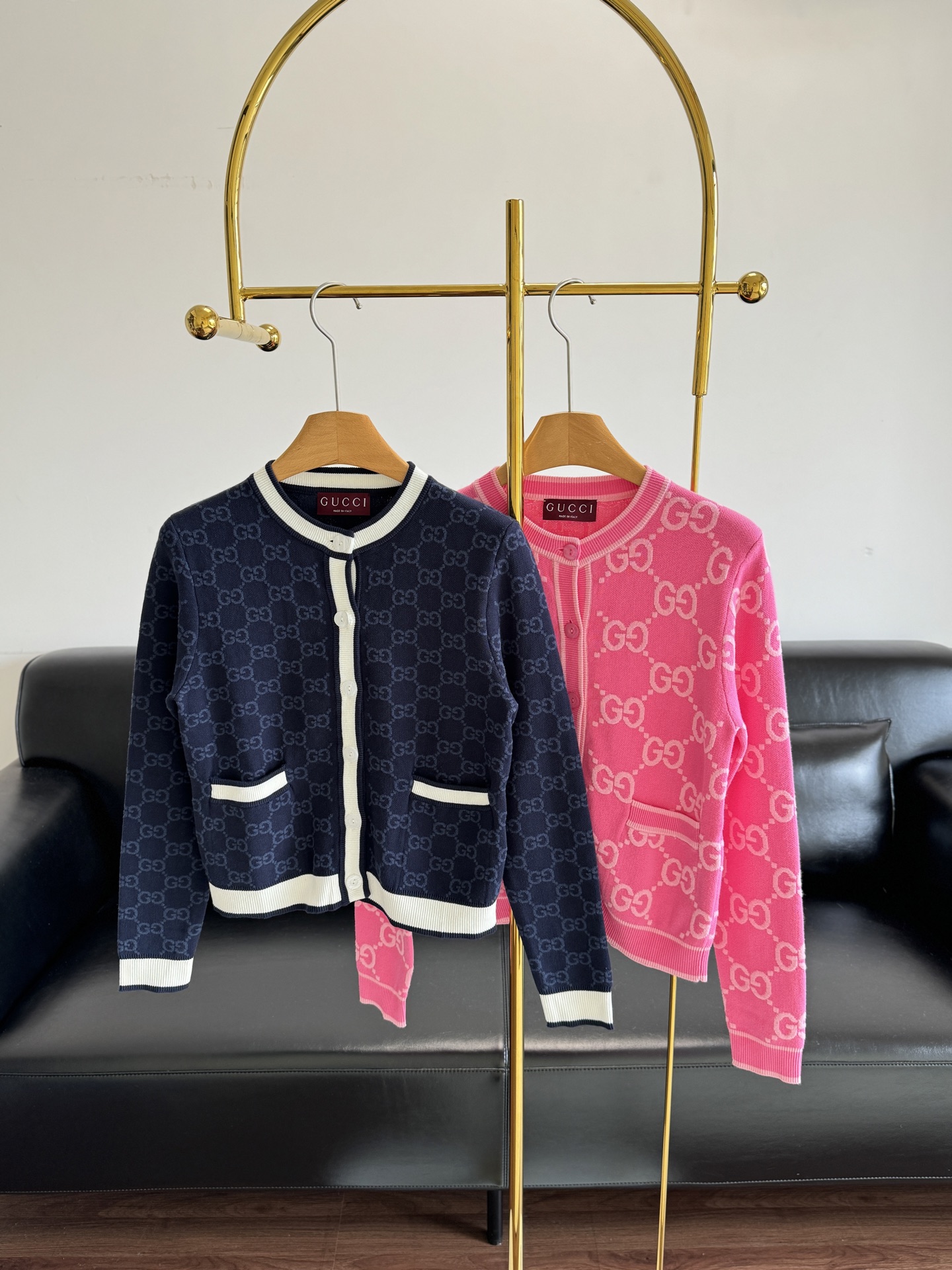 NO:494819,——gucci jacquard knitted cardigan The super beautiful colors make the whiter, the real colors show more quality, it is a pink that girls can control in all styles. The tailoring is neat, and every detail exudes a sense of high-end. The tone is soft and versatile, and it can be easily controlled whether it is on a daily street or a party occasion, and the temperament is directly full!  The fabric is comfortable and skin-friendly, it is really textured when worn~ SML, gucci, alexander wang19860909——gucci 提花针织开衫 超美的颜色很显白,实物颜色更显品质,是所有风格女生都可驾驭的粉 剪裁利落,每个细节都透着高级感. 色调柔和百搭,不管是日常出街还是聚会场合都能轻松驾驭,气质直接拉满！ 面料舒适亲肤,穿上真的超有质感～ 码数sml,,gucci,alexander wang,Women's clothing