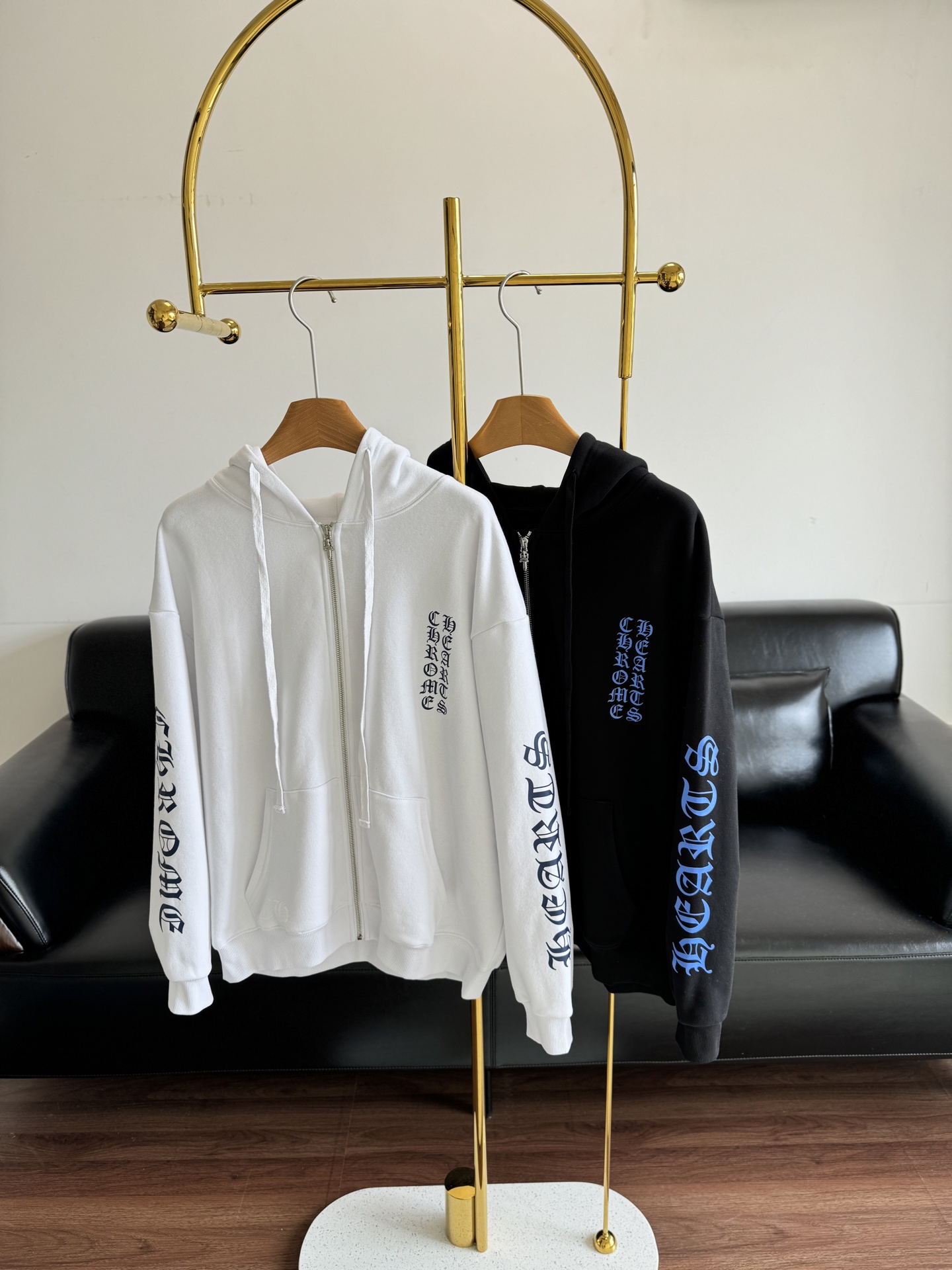 NO:494867,——Chromeh*arts 25Fw early autumn new style Sanskrit printed zipper hooded plush velvet sweatshirt coat The hooded sweatshirt is here!  Simple and versatile. The iconic Sanskrit pattern on the arms is made of the brand's unique dark and luxurious feeling, exquisite and eye-catching. The zipper design is easy to put on and off, the hooded style adds a casual and sexy look, and the loose style is very friendly to all body shapes. Whether it is a sweet and cool style with skirts or a casual and cool trousers, you can easily hold it. You can wear it in various scenes such as the beach, and it is also very good~ SML, chrome hearts, hoodie, sweatshirts, skirts, jackets & coats, hats, alexander wang19860909——Chromeh*arts 25Fw早秋新款 梵文印花拉链连帽加绒卫衣外套 秋冬必备连帽卫衣来啦！简约又百搭.手臂处标志性的梵文图案,带着品牌独有的暗黑奢华感,精致又吸睛.拉链设计方便穿脱,连帽款式增添随性感,宽松版型对各种身形都很友好,无论是搭配裙装打造甜酷风,还是配裤装走休闲潮酷路线,都能轻松hold住,在海边等各种场景穿,也很出片～ 码数sml,,chrome hearts,hoodie,sweatshirts,skirts,jackets & coats,hats,alexander wang,Women's clothing