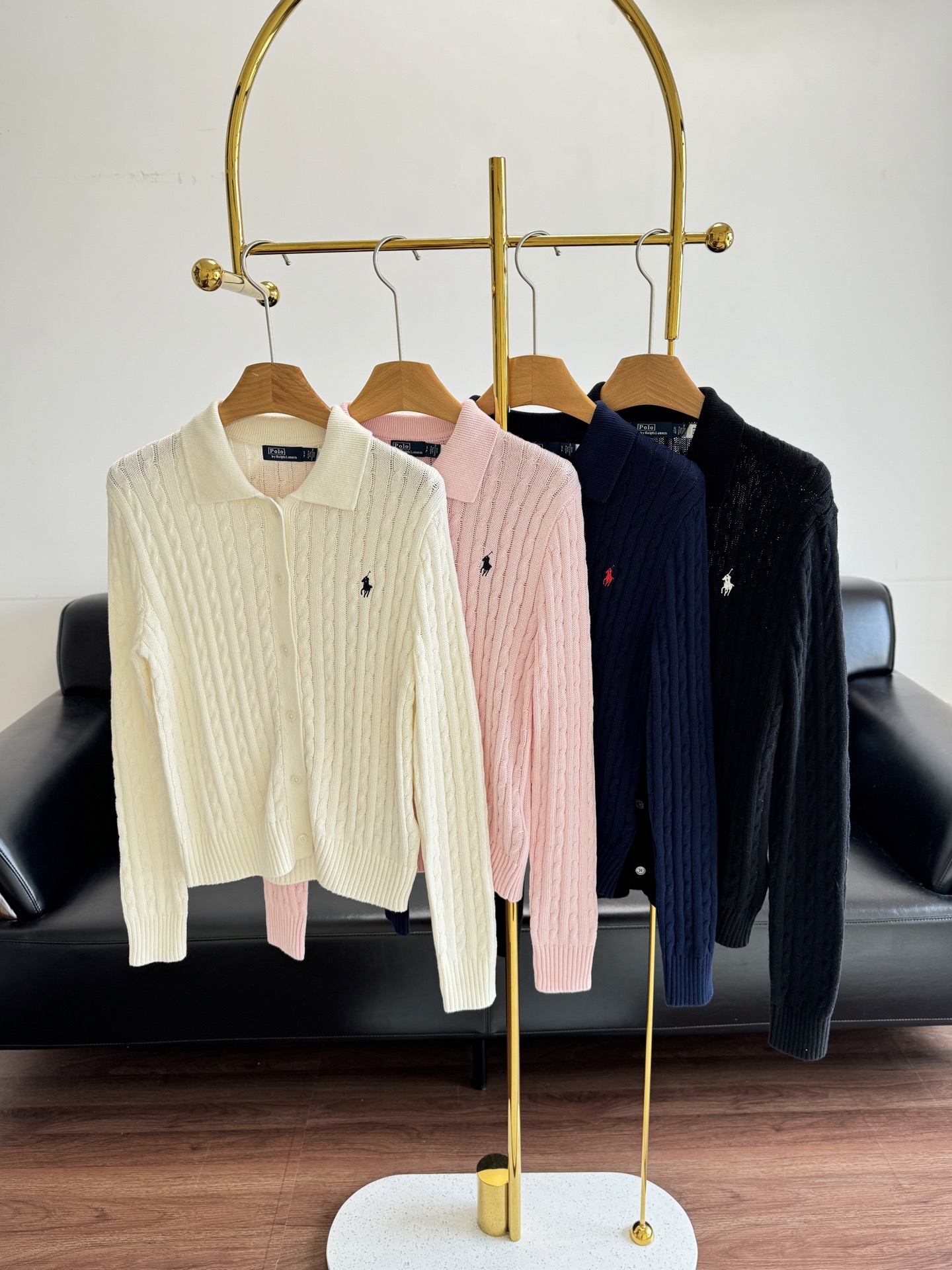 NO:496460,——Ralph Lauren/Ralph Lauren Pony embroidered cardigan. You can wear it in spring, autumn and winter. You must have cool down. I love this lazy outfit. I love the beauty of the whole autumn. I am crazy about comfort. Yyds is very Korean!  It’s also very elegant when you are casual in daily life!  The color combination is youthful and energetic. When you wear it, you will immediately become bright and vivid~ You will be a Fashion girl when you wear it casually!  Count sml, loro piana, alexander wang19860909——Ralph Lauren/拉夫劳伦 小马标刺绣开衫 无论上班通勤 春天秋天冬天都能穿 降温必备真的非常实穿 承包一整个秋天的美丽就爱这种慵懒的穿搭美疯了舒适度yyds很韩！ 还是日常休闲都很抬气质！ 配色青春活力 穿上整个人都会立刻明媚生动起来~ 随意穿都是个Fashion女孩！ 码数sml,,loro piana,alexander wang,Women's clothing