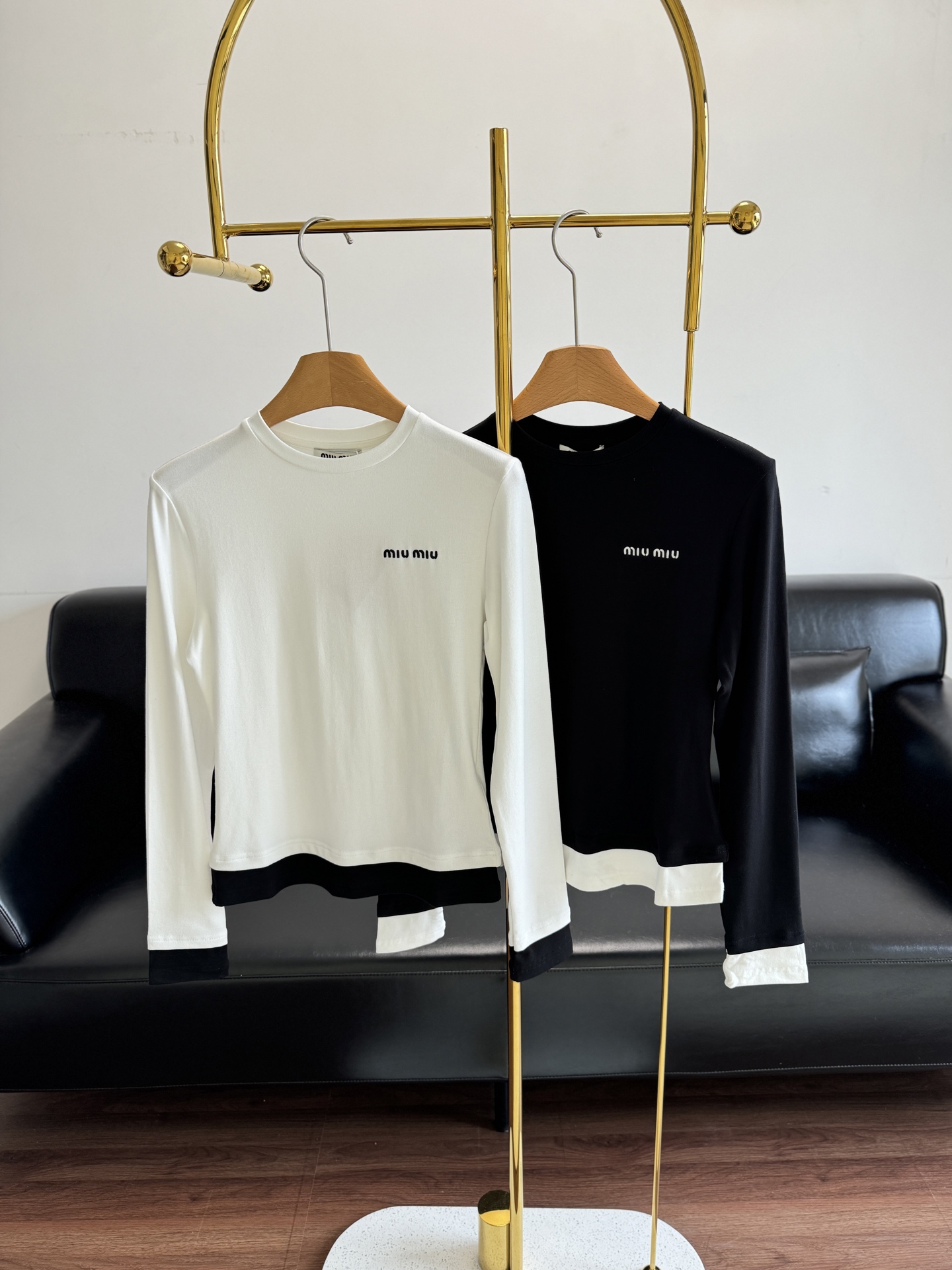 NO:496419,——miumiu Contrast color long-sleeved base shirt. An indispensable long-sleeved top for the wardrobe. With its own practicality, it can easily seize the chest of the wardrobe. It embellishes classic letters and embellishes fashionable and eye-catching!  This one is worth buying, I like the style very much, it can be done with one piece of foundation, the important thing is that it is comfortable and versatile hahaha, and it is quite good to wear it alone~ Size sml, black, white, 2 colors available, miumiu, alexander wang19860909——miumiu 撞色长袖打底衫 衣柜不可或缺的长袖上衣～凭借自身实穿性轻松抢占衣柜胸口点缀经典字母点缀时尚又吸睛！ 这款值得入手,版型我很喜欢,一件这个打底就能搞定,重要的是舒适百搭哈哈哈,而且单穿还蛮显身材滴~ 码数sml 黑色 白色 2色可选,,miumiu,alexander wang,Women's clothing