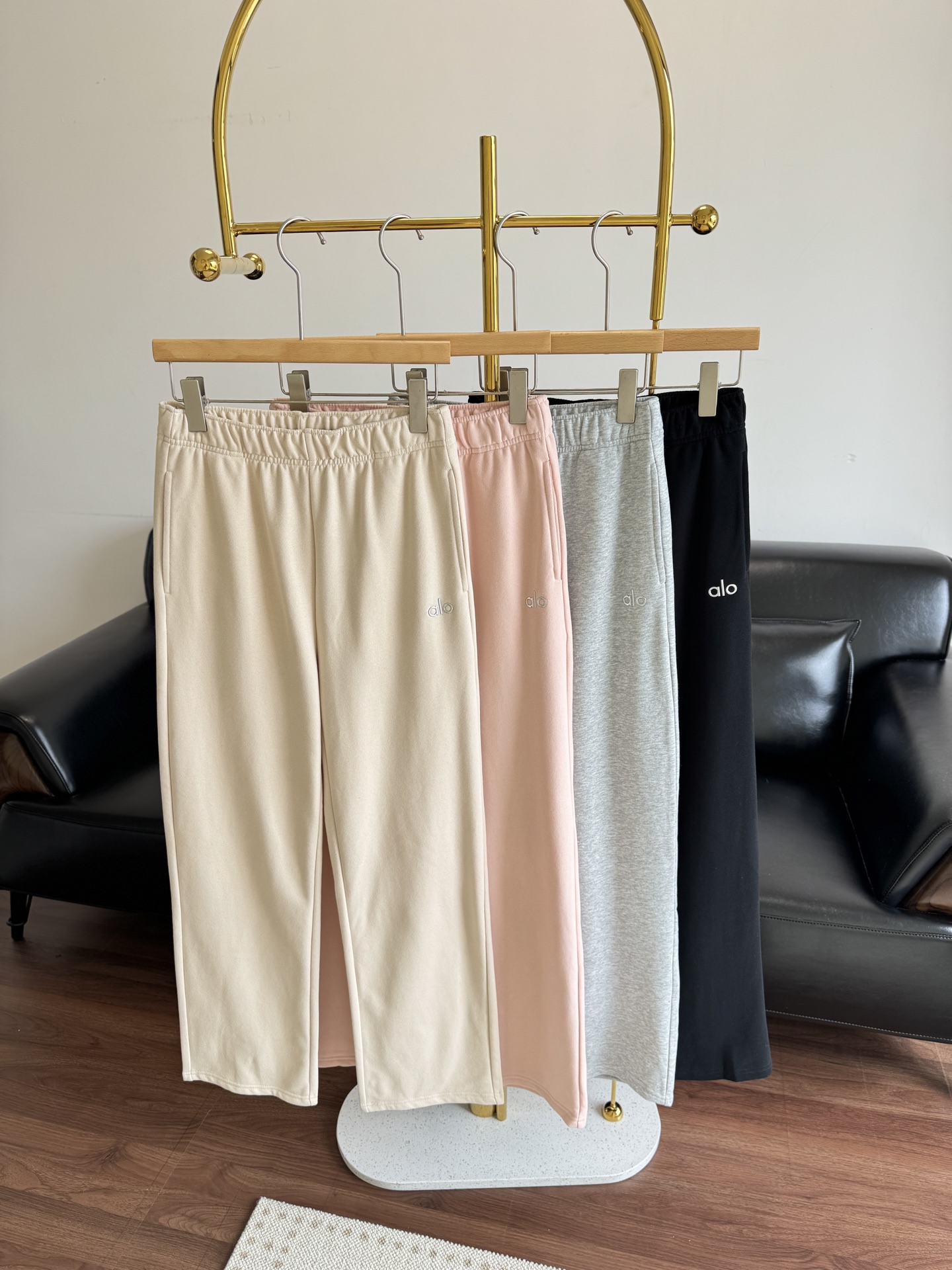 NO:496465,——alo elastic waist and thin velvet straight-leg pants. The super popular Yoga brand alo in the United States is very fashionable. The pants are the dream pants in the eyes of girls, with a lazy and relaxed feeling. The alo small label on the pants, although it is small, is particularly exquisite. This is not only a symbol of the brand, but also a fashionable little medal, low-key and recognizable, instantly improving the style of the pants. Size sml apricot pink gray black, alexander wang19860909——alo 松紧腰加薄绒直筒裤 美国超级火爆的yoga品牌alo,特别洋气, 裤型是女生眼里的梦中情裤,自带慵懒 松弛感. 裤子上的alo小标,别看它小小的,却特别精致.这不仅是品牌的象征,更像是一个时尚的小勋章,低调又有辨识度,瞬间提升了裤子的格调. 码数sml 杏色 粉色 灰色 黑色,,alexander wang,Women's clothing