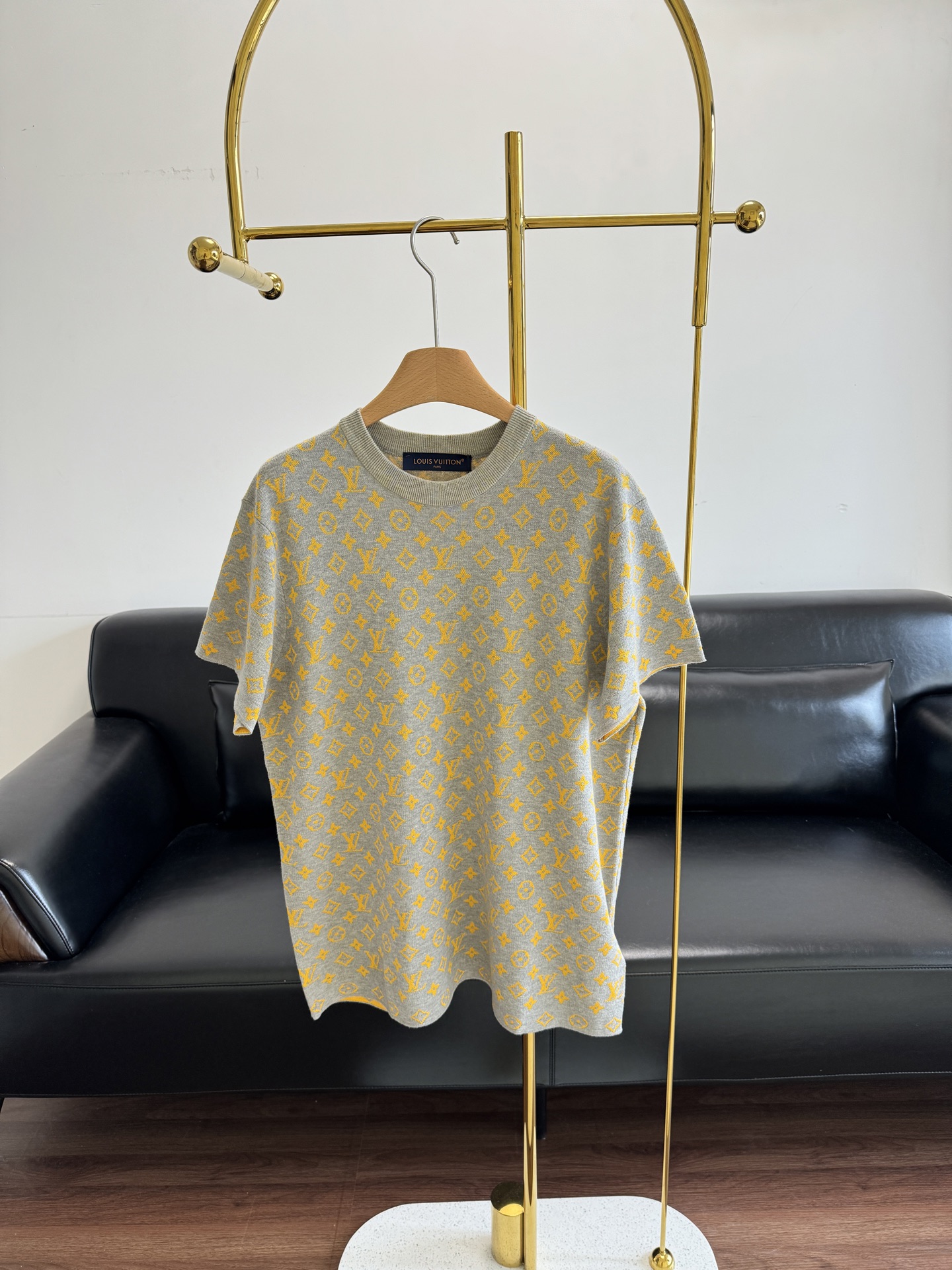 NO:496431,——LV 2025 new jacquard short-sleeved sweater is so beautiful that it is really amazing!  I am worthy of being the top fashion industry. Every time I launch a new product, I can accurately snipe my aesthetic!  High-end design details are full!  Three-dimensional embroidered jacquard logo in front and back instantly makes the simple T-shirt full of nobleness. It shows the luxurious texture in a low-key manner, and any shot is a fashion blockbuster. Number xs-l, louis vuitton, T-shirt, tees, t-shirt, alexander wang19860909——LV 2025新款提花短袖针织衫 美到心巴上真的太绝了！不愧是时尚界顶流,每一次上新都能精准狙击我的审美！高级感设计细节拉满！前后立体刺绣提花logo,瞬间让简约的T恤充满贵气.低调中彰显奢华质感,随便一拍都是时尚大片 码数xs-l,,louis vuitton,T-shirt,tees，t-shirt,alexander wang,Women's clothing