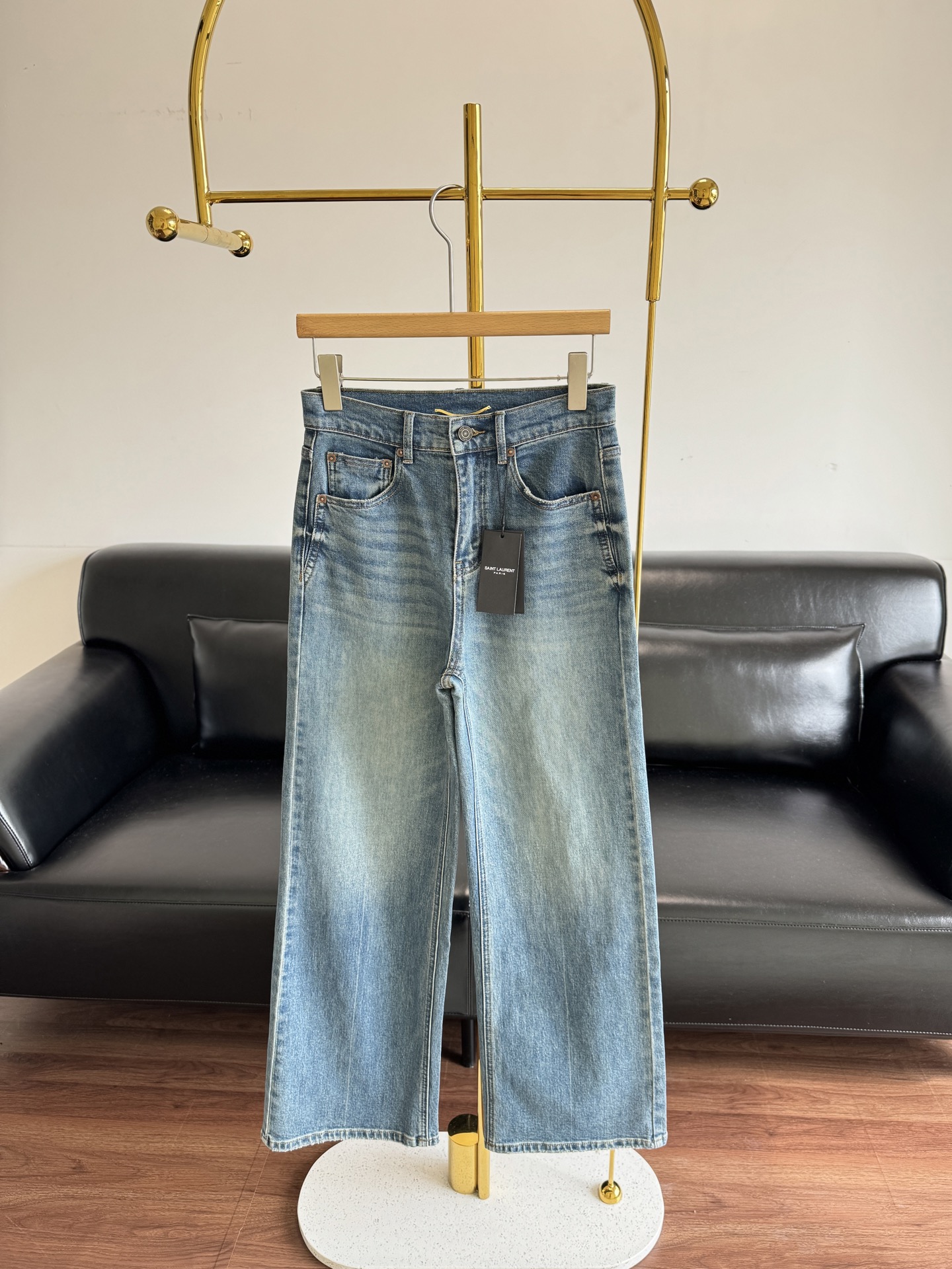 NO:496453,——YSL Saint Laurent Straight Regular Jeans, a classic and unpredictable series. It is recommended to buy this jeans for wall cracks~ the style is so beautiful!  A salty and sweet pants!  Rear pocket logo embroidery!  Very exquisite and delicate!  The overall color will not look so dull and it is very versatile. You can wear pants that will not be outdated for many years!  I just put on a shirt when I went out. The T-shirt was casual and exquisite!  Count sml, saint laurent,saint laurent,jeans,shirts,tees,t-shirt,alexander wang19860909——ysl圣罗兰 直筒常规款牛仔裤 佰搭jiing典又不会过时的系列 墙裂推荐入手这款牛仔裤~版型美到爆！可盐可甜的一款裤装！ 后口袋logo刺绣点缀！非常精湛细腻！整体不会显得那么沉闷颜色也很百搭 可以穿很多年不会过时的裤型！出门随便搭了一件衬衫 T恤随性又精致！ 码数sml,,saint laurent,saint laurent,jeans,shirts,tees，t-shirt,alexander wang,Women's clothing