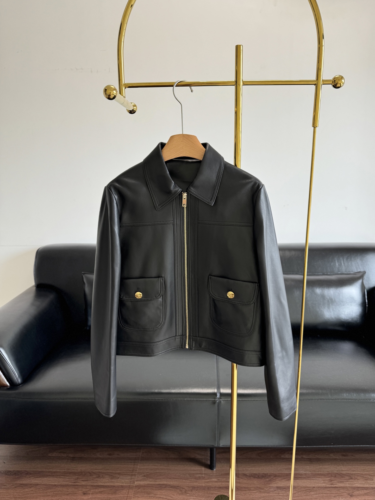 NO:496444,With dust bag - Celine/Celine lapel leather jacket. A leather jacket with fashionable attributes, which easily concave the SENSE shape~ the silhouette is super modified with the body proportions!  The short style is neat and cool, with the cool feeling of leather jacket and a silky and casual slack feeling~ the square symmetrical flip pocket on the front closure has a playful and age-reducing feeling. The contrasting metal buckle on the bag cover breaks the formal sense of seriousness!  The contrasting metal buckle on the cuffs matches the bag cover, which really enhances the quality of the leather jacket at once, and the upper body is unconventional and full of high-quality JI feel!  !  S-XL, celine, celine, jackets & coats, jackets & coats, leather jacket, alexander wang19860909配防尘袋——Celine/赛琳翻领皮衣外套 自带时髦属性的皮衣夹克外套,轻松凹出SENSE造型～廓形超修饰身材比例！短款造型利落飒爽,既带着皮衣的飒爽感又有丝时髦休闲的松弛感～前襟方形对称翻盖口袋,有种俏皮减龄的感觉,袋盖上的撞色金属扣打破了正式的严肃感！袖口撞色金属扣与袋盖相吻合真的是一下子就提升了皮衣的品质感,上身不落俗套高JI感满满！！ 码数S-XL,,celine,celine,jackets & coats,jackets & coats,leather jacket,alexander wang,Women's clothing