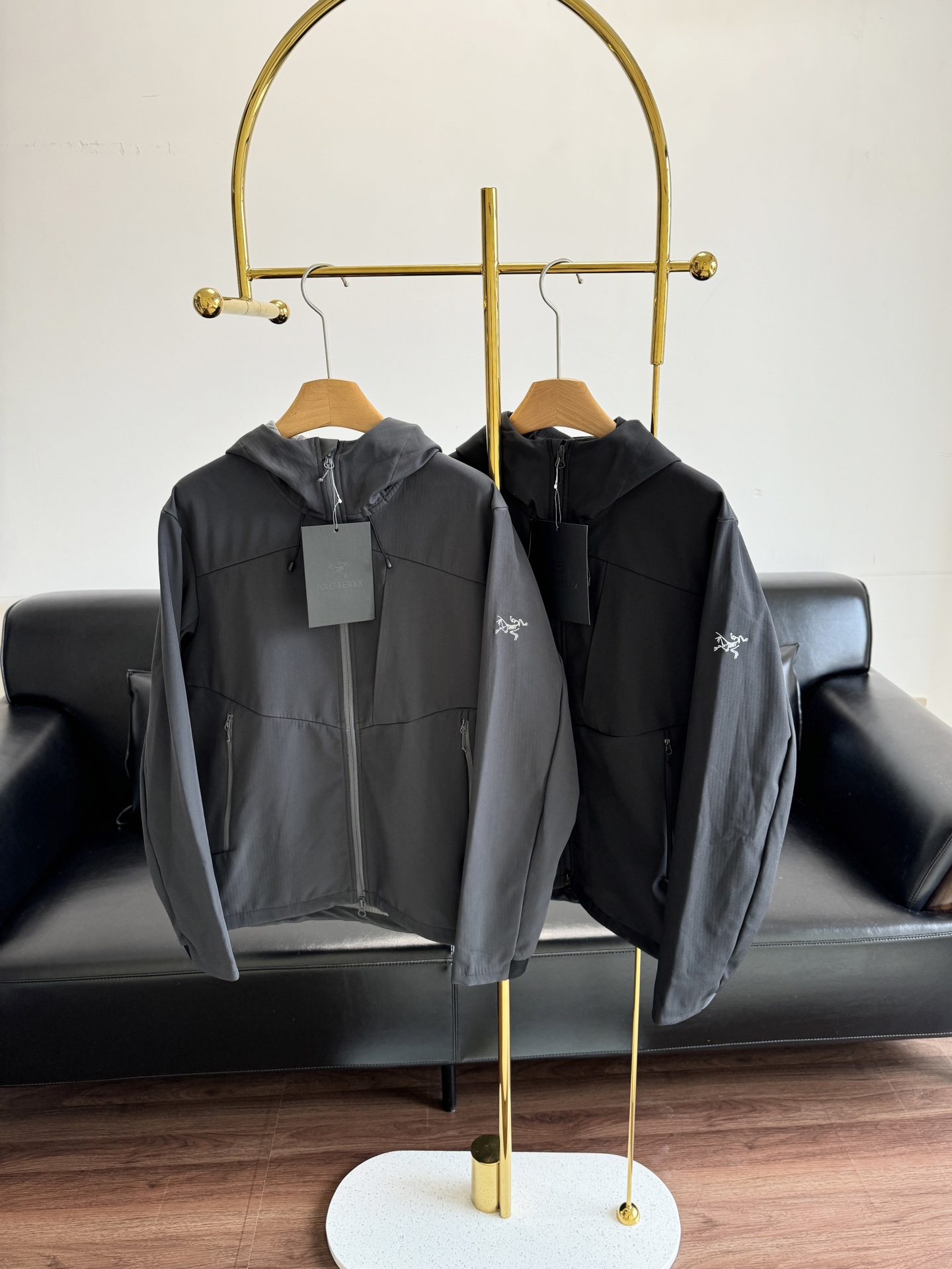 NO:498161,——Arc'teryx hooded plush jacket, clean and neat, and has strong practicality, and can protect you from wind in winter!  Wearing a variety of seasons, you can easily cope with various extreme environments, and you can get both urban commuting and outdoor activities!  The classic bird embroidery details on the arms are made of three-dimensional embroidery technology. The embroidery must be completed with an imported Tajima embroidery machine!  The workmanship of the car line is perfect, and the details are very good!  Code number m-2XL, Jackets & coats,hats,alexander wang19860909——Arc'teryx 连帽加绒外套 版型干净利落实用性强～既可在冬季遮风！多种季节穿搭,能轻松应对各种极端环境,城市通勤及户外活动都可以兼备得到！ 手臂处经典鸟刺绣细节,采用立体刺绣工艺,刺绣干干净净的,一定是要用进口的田岛绣花机才能完成！车线做工十分完美,细节做工都非常的到位！ 码数m-2XL,,jackets & coats,hats,alexander wang,Women's clothing