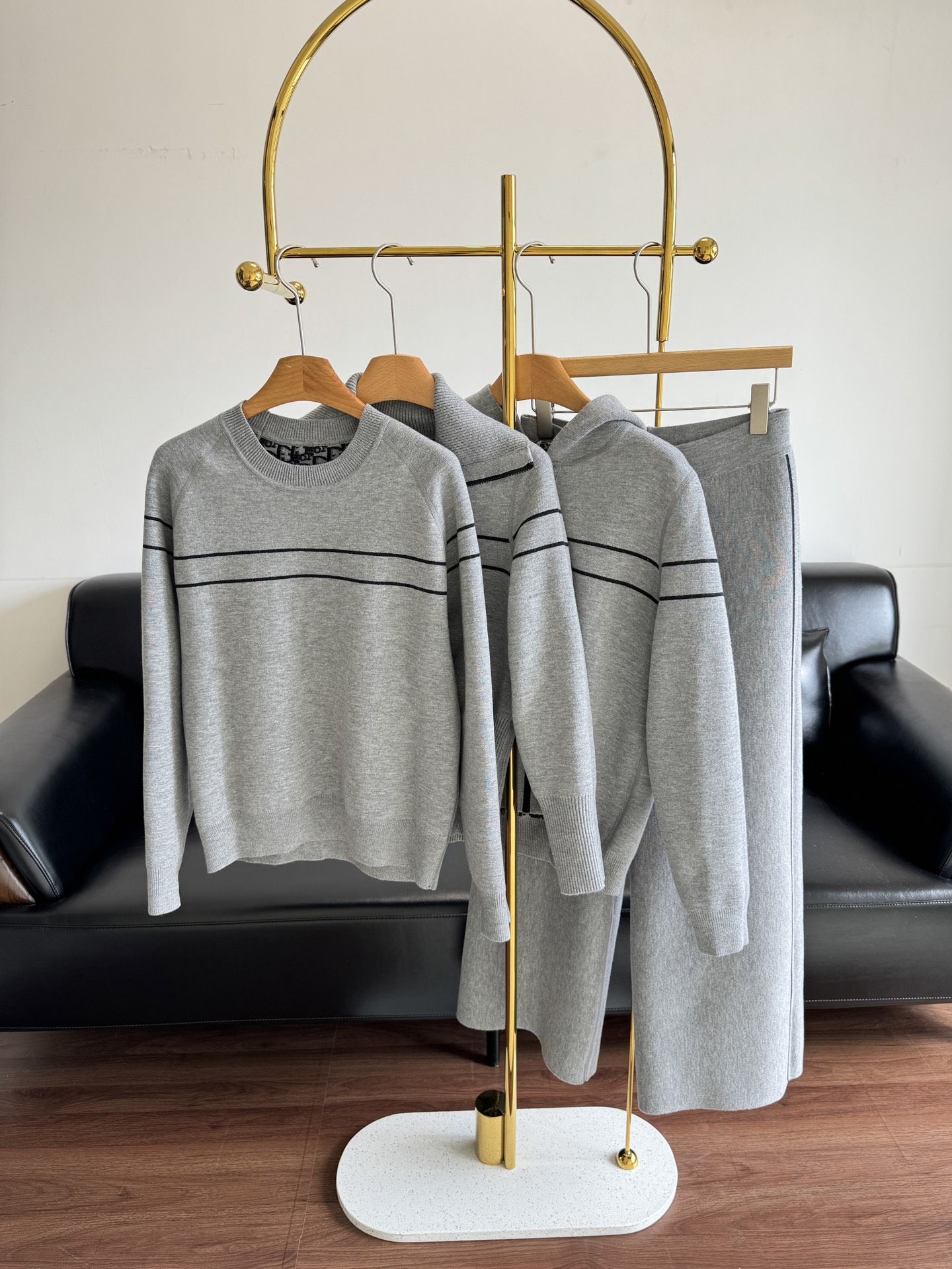 NO:498172,Round-neck lapel hooded trousers Dior's new cashmere double-sided jacket. Wear it on both sides when autumn is in the middle of the day. It's so comfortable!  Lazy and casual and easy to wear~ One side is solid color, the upper body is low-key connotation, the other side is decorated with Dior classic presbyterian prints, full of luxury and high-end style!  Count sml,,dior,jackets & coats,hats,alexander wang19860909圆领翻领连帽长裤 Dior新款羊绒双面穿外套 入秋就穿它双面可穿灰色羊绒外套 太舒服啦！慵懒随性又好穿～ 一面为纯色 上身低调内涵 另一面饰 Dior经典老花满身印花 满档奢华高逼格！ 码数sml,,dior,jackets & coats,hats,alexander wang,Women's clothing