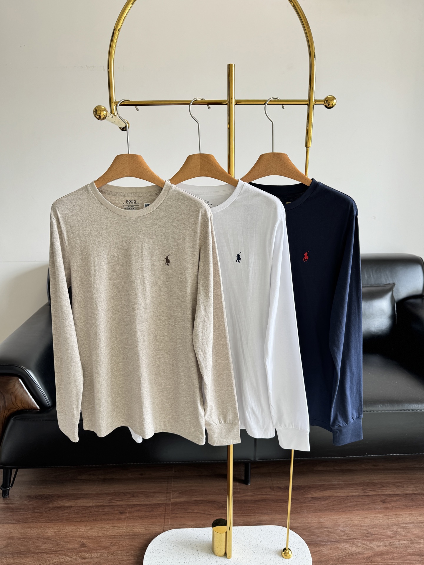 NO:498143,——Ralph Lauren/Ralph Lauren Classic version of long-sleeved T-shirt. The most modern and simple T-shirt is too high. The classic pony embellishment on the chest~ Simple and clean, high-end and subtle!  It is a bit casual and pleasing to the eye, which makes the whole person feel very relaxed!  Especially when going out to play, the simplest one is the best one!  Code count s-2xl, loro piana,tees,t-shirt,alexander wang19860909——Ralph Lauren/拉夫劳伦 经典版长袖T恤 万年经典日常实穿性太高极简还高级! 胸前经典小马点缀～ 简约又干净,高级又含蓄！ 又有一点休闲,又耐看,就是整个人呈现很松弛的感觉！尤其出去玩简简单单的才是最好看的！ 码数s-2xl,,loro piana,tees，t-shirt,alexander wang,Women's clothing