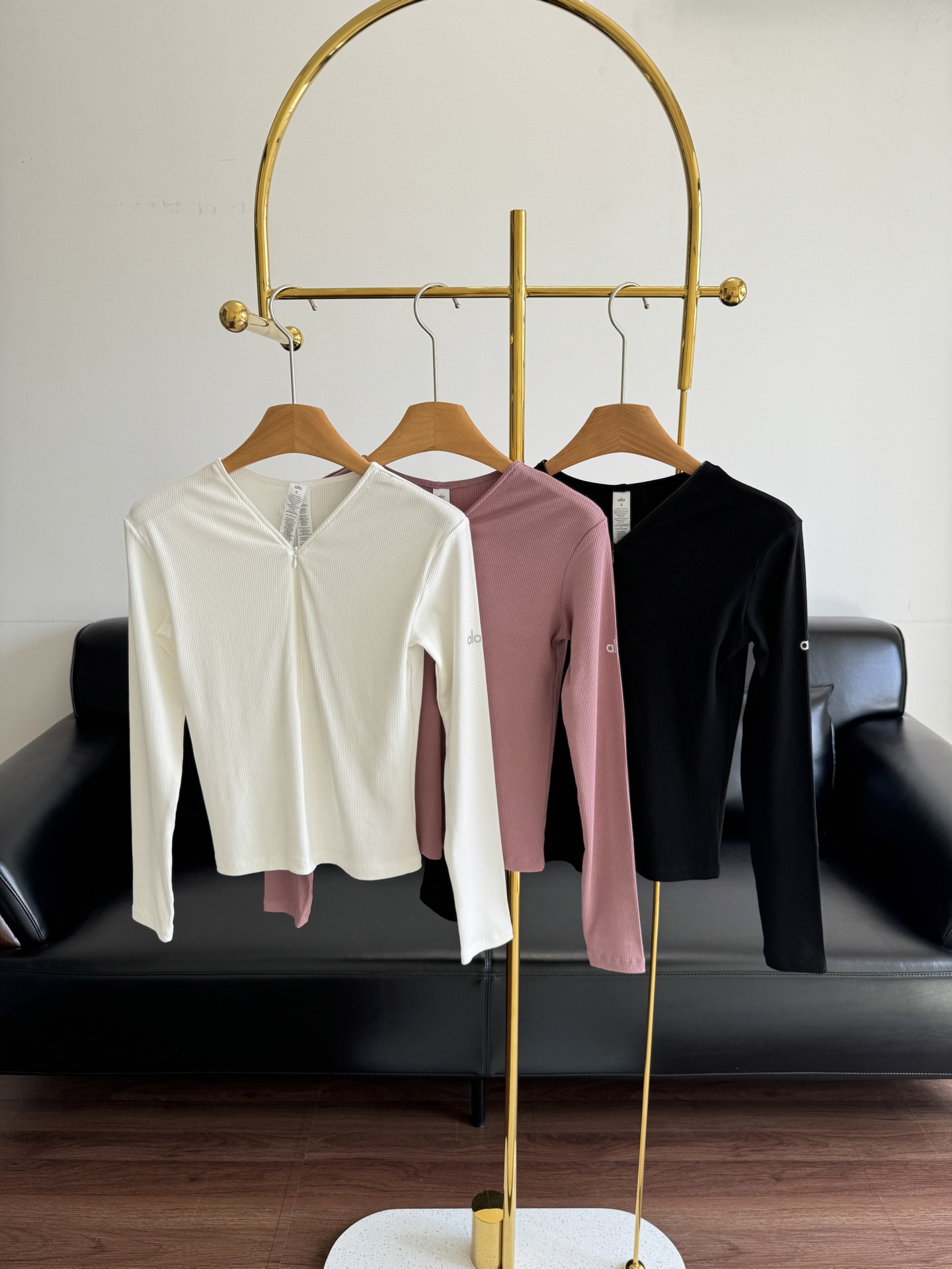 NO:498174,——Alo V-neck threaded top is a god!  Alo's V-neck threaded top is more three-dimensional and stylish than the base shirt, slim and waist-hugging + V-neck. Zundu looks slim~~ He is simply thinner than paper!  !  Awesome!  !  Sisters can fight!  !  SML white pink black, alexander wang19860909——Alo V领款螺纹上衣  封神了！Alo这一款瘦成闪电 V领款螺纹上衣 比打底衫又立体有型 修身&收腰+V领 尊嘟好显瘦～～ 简直瘦成纸片人！！ 绝了！！姐妹们可冲！！ 码数sml 白色 粉色 黑色,,alexander wang,Women's clothing