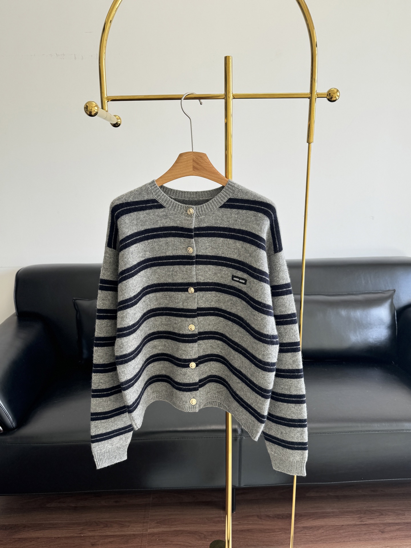 NO:498151,——Miumiu striped knitted cardigan. The stripes are really yyds. This season, Miumiu also performs as usual. Gray tones are high-end and retro. It is full of academy with thick loafers. It is also super layered when paired with suspenders. The upper body is easy to grasp the youthful and relaxed feeling. Size sml,,miumiu,loafers,alexander wang19860909——miumiu 条纹针织开衫 条纹真是yyds 这一季miumiu也是发挥如常 灰色调高级又复古 搭配厚乐福鞋学院感拉满  搭配吊带 当开衫也超有层次感 上身轻松拿捏青春松弛感 码数sml,,miumiu,loafers,alexander wang,Women's clothing
