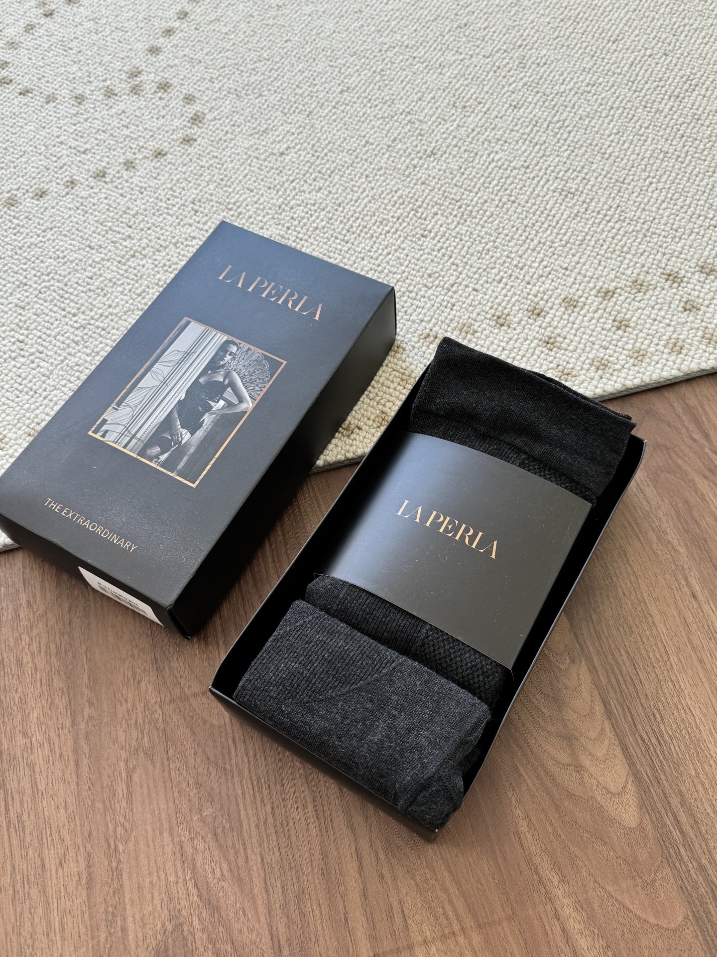 NO:499290,——LP autumn and winter leggings and pantyhose, Keding cotton yarn, different from market currency, random comparison, OEM production, must not be missed, a must-have base sock for people!  Customer supplies Italian cotton yarn, and add a small amount of anti-pilling and spandex. The touch is soft and delicate, without any skin tying, strong elasticity and sufficient elasticity, and can easily accommodate all body shapes~ It also does not pull yarn, does not lint, and will not cause discoloration and other phenomena. The upper body has no sense of restraint, environmentally friendly dyeing, buttocks lifting, and abdomen tightening effect is great. The upper body looks super slimming!  Helps you lose weight into a lightning bolt. This is the effect only of the original yarn, which can be compared with the F version on the market!  One box, two pieces (black and dark gray) one size (suitable for 85~130 catties) suitable for temperatures of 15~25 degrees!  loro piana alexander wang19860909——LP秋冬打底裤连裤袜 客定棉纱,区别于市场通货,随意对比 代工厂生产 绝不可错过、人手必备的一款打底袜！ 客供意大利棉纱 再加入少量的抗起球与氨纶 触感柔软细腻,没有一点扎肤感 弹力大且回弹力足 各种体形都能轻松包容~ 并且不抽纱、不起毛 更不会产生掉色变形等现象 上身无束缚感,环保染色 提臀,收腹效果棒棒哒 上身超级显瘦！助力你瘦成一道闪电 这是原版纱线才有的效力,非市面F版能比！ 一盒两条（黑深灰） 均码（适合85～130斤） 适合15～25度气温！,,loro piana,alexander wang,Women's clothing