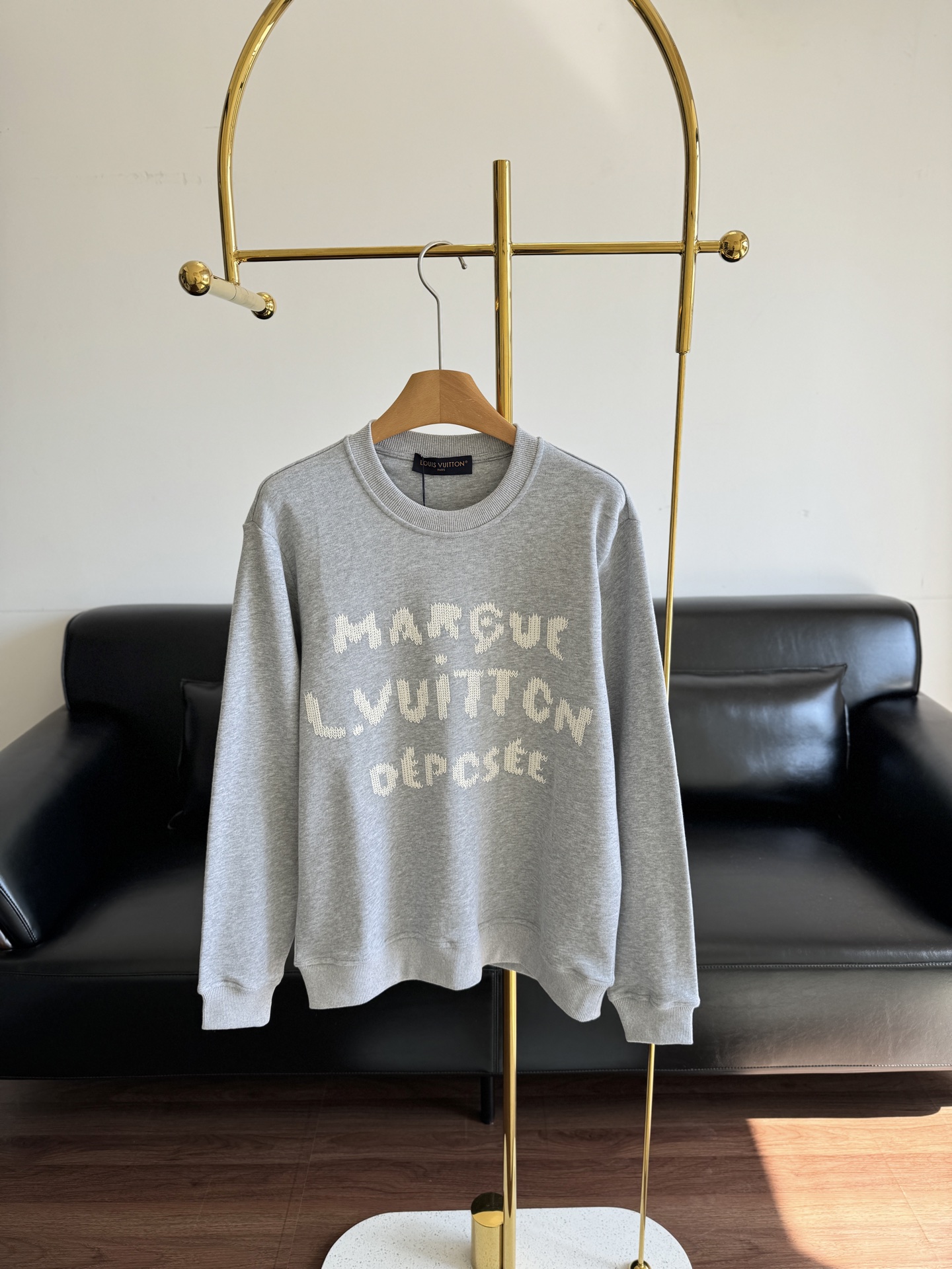 NO:499328,——LV’s new embroidered pattern pullover sweatshirt lv This year’s model is really eye-catching. The regular version is densely knitted and fashionable and windproof. The wide threaded edges on the neckline cuffs echo the hem of the clothes. The embroidery pattern on the chest is decorated with letters to show high-end positioning and fashionable tone, creating a fashionable atmosphere, making the style more durable and versatile!  code number s-xl, louis vuitton, hoodie, sweatshirts, alexander wang19860909——LV新款刺绣图案套头卫衣 lv今年的款真的是很吸引眼球 常规版型,密实针织时尚又防风 领口袖口宽螺纹包边与衣摆相呼应 胸前刺绣工艺图案,配合字母装点 彰显高级定位和时尚调性 打造时髦氛围感,让风格更耐看百搭！ 码数s-xl,,louis vuitton,hoodie,sweatshirts,alexander wang,Women's clothing