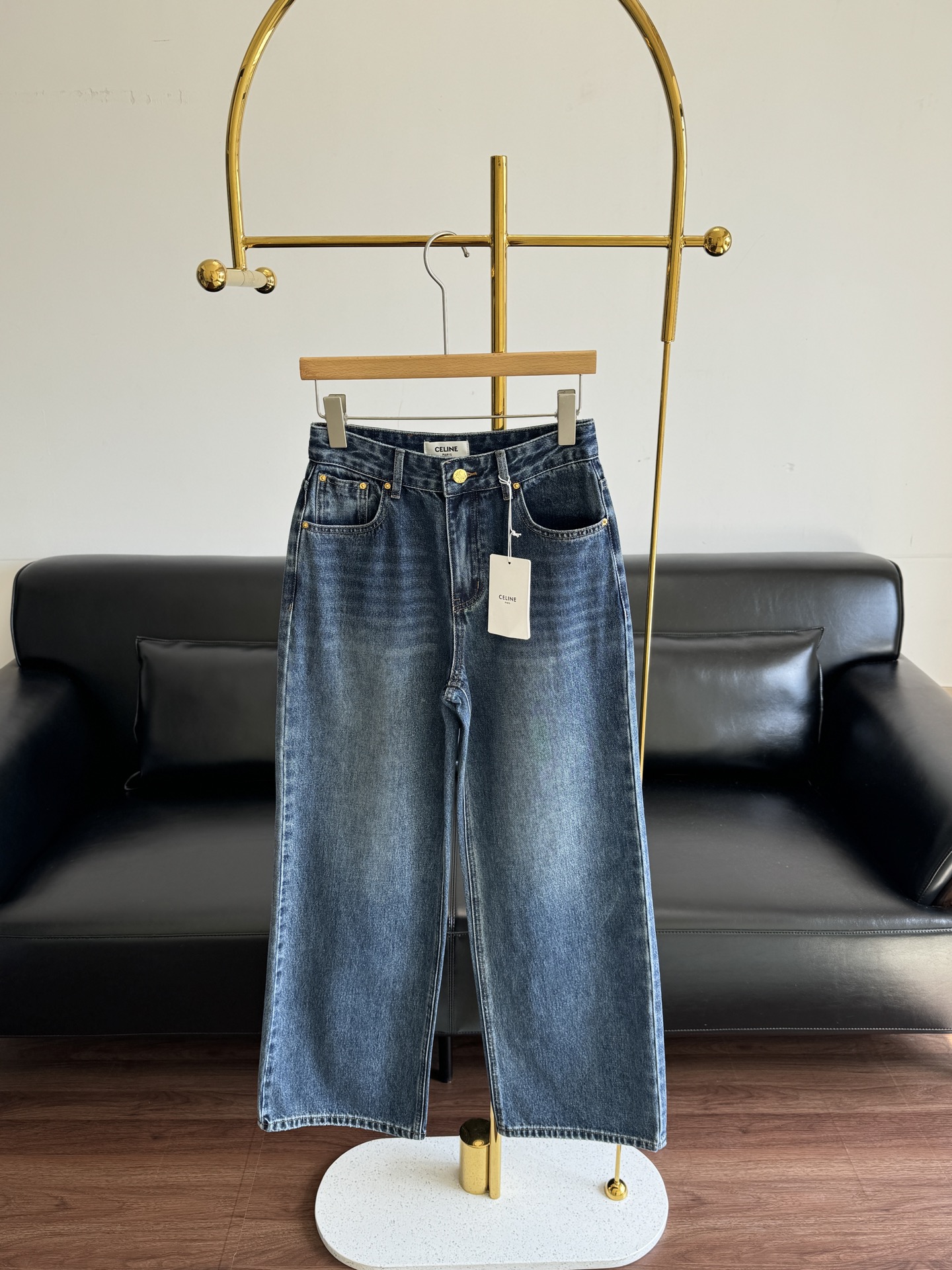 NO:499332,——Celine rear logo embroidered straight-leg regular jeans. The rear Arc de Triomphe logo design is very detailed and the wheeler is neatly routed!  Customized leather cards for back waist, fine workmanship, simple and elegant!  Create your own high-end dressing taste effect!  Highly recommended!  !  The overall pants are well-controlled, and the gray often has a silhouette. Every girl must get a pair of pants. SML, celine, jeans, alexander wang19860909——Celine 后侧logo刺绣直筒常规款牛仔裤 后侧凯旋门LOGO设计细节感很足车工走线整齐！后腰定制皮牌,做工精细,简约大气！打造自身的高端穿搭品味效果！强烈推荐！！ 整体裤子的柔软度和挺阔感都掌握的hin好,灰常有廓形感,每个女生都必须要get到的一款裤子 码数sml,,celine,jeans,alexander wang,Women's clothing