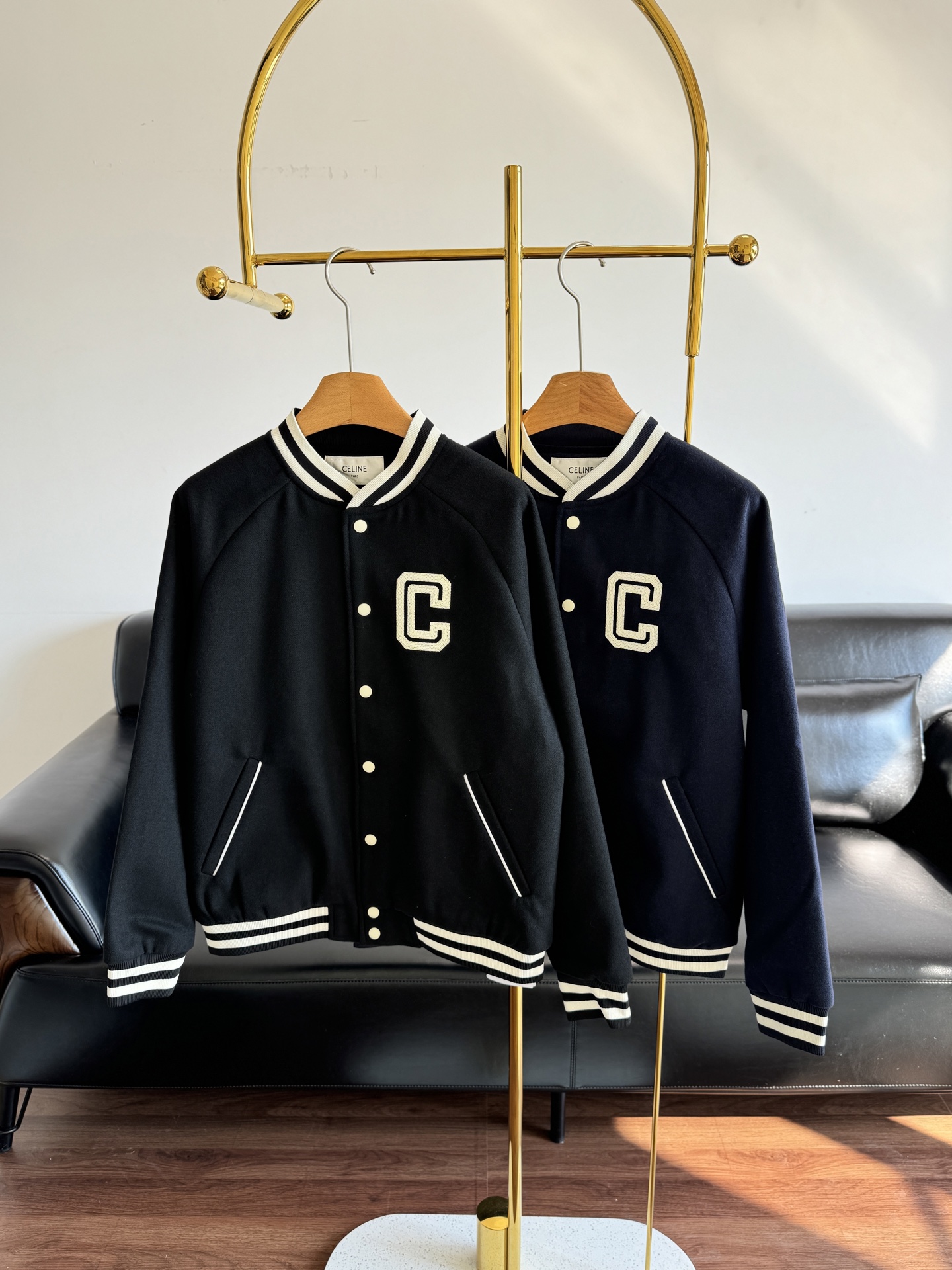 NO:500015,——Celine Celine New autumn and winter letter embroidered casual jacket This CELINE wool baseball uniform that makes fashion bloggers crazy to watch. The upper body is very comfortable, the casual and lazy temperament is a bit handsome. The contrasting ribs of the fixed weave echo the back embroidered letters, which have a college style and age-reducing feeling. Sporty and fashionable carved letter snaps and closures, the style is casual and versatile. The same style for men and women!  code number s-xl, celine, jackets & coats, jackets & coats, alexander wang19860909——Celine塞琳 秋冬新款字母刺绣休闲夹克外套 这款让时尚博主们疯狂刷屏的CELINE羊毛棒球服 上身很舒适 随性慵懒气质还带点帅气感 定织的撞色罗纹和后背刺绣字母相呼应 有种学院风减龄感 运动时髦雕刻字母按扣开合 ,款式休闲百搭.男女同款！ 码数s-xl,,celine,jackets & coats,jackets & coats,alexander wang,Women's clothing